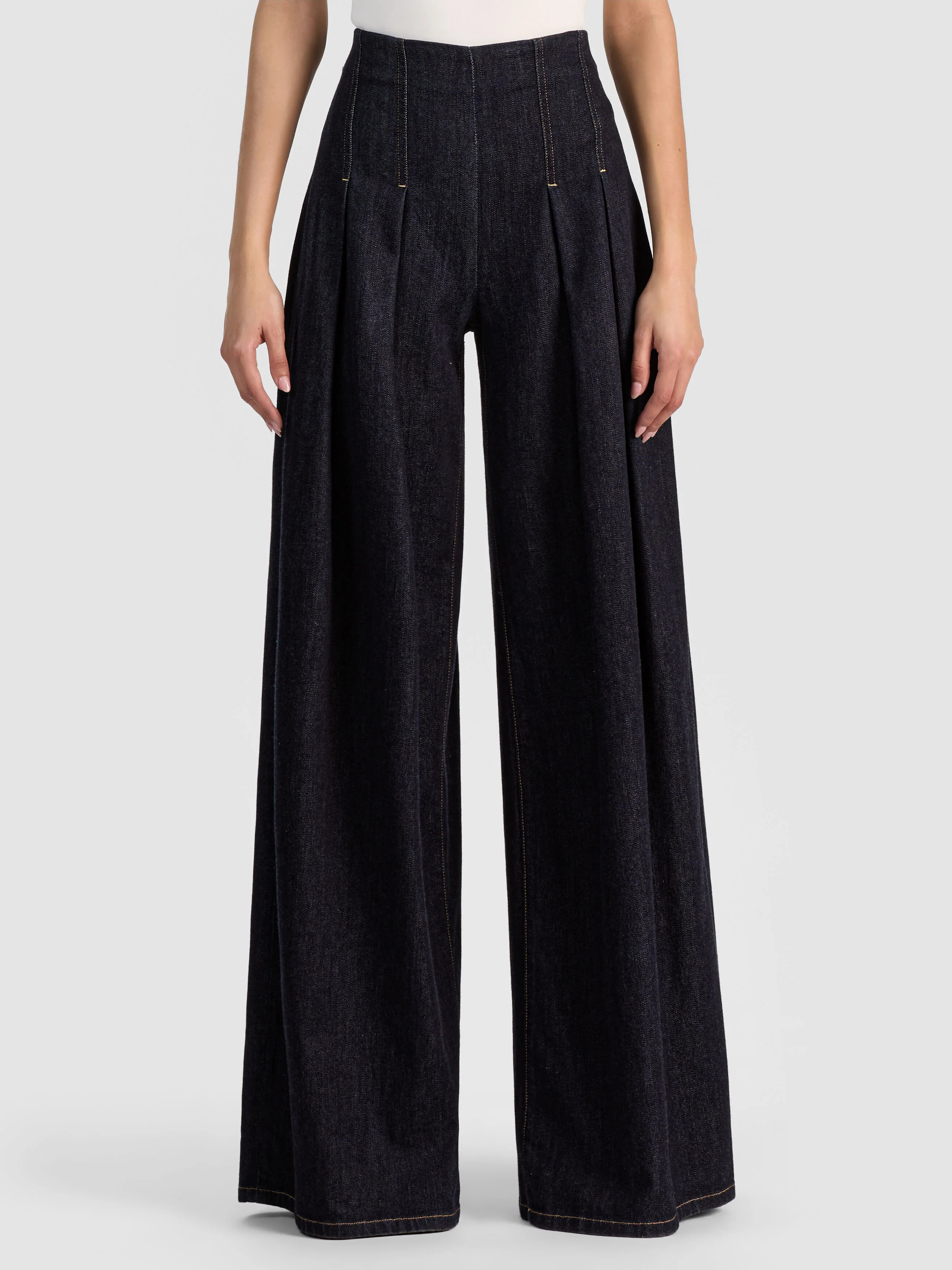HENRY PLEATED DENIM PANT in DARK RINSE | ALICE + OLIVIA | Alice + Olivia
