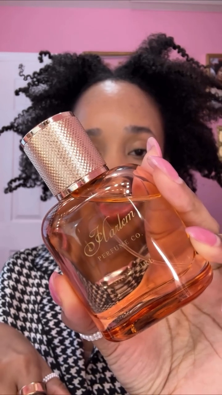 ✨Day 33 of my scented countdown to 39✨

Today’s theme is if 39 had a scent 🎉💖

Harlem Perfume Co. Show Girl — bold, elegant, and full of sparkle. It’s giving confidence, grace, and a little bit of main character magic — just like this chapter of my life. ✨🌹

@harlemperfumeco 

#FragranceLover #HarlemPerfumeCo #ShowGirl #PerfumeCollection #FragranceCommunity #LuxuryFragrance #ScentOfTheDay #PerfumeTok #FragranceDiaries #BlackOwnedFragrance #GrownWomanEnergy #SoftLuxury #ElegantFragrance