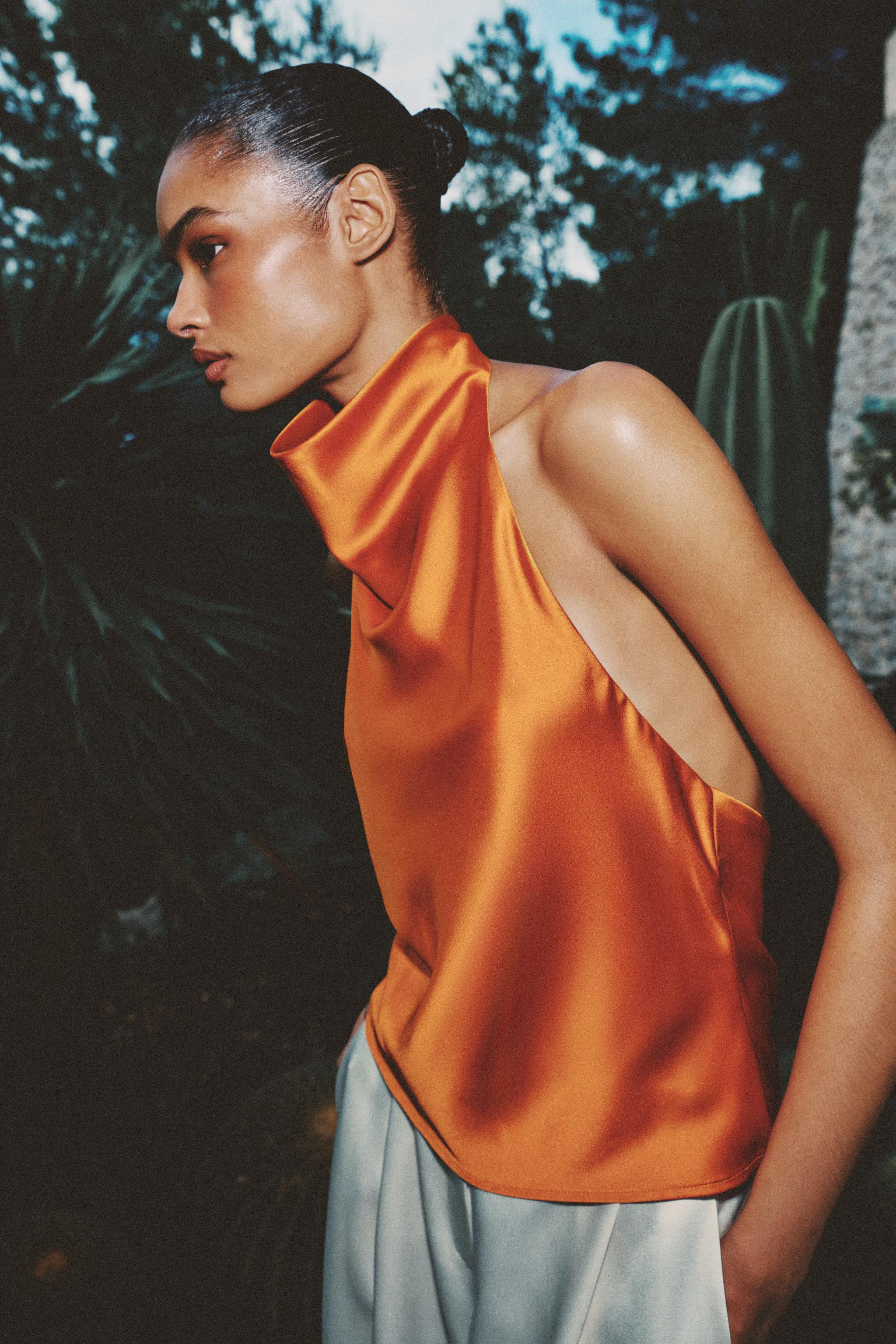 Gr\u00f6\u00dfe des Models: 179 cmNeckholder-Top mit freiem R\u00fccken. Hinten mit verdeckten Kn... | Zara DE