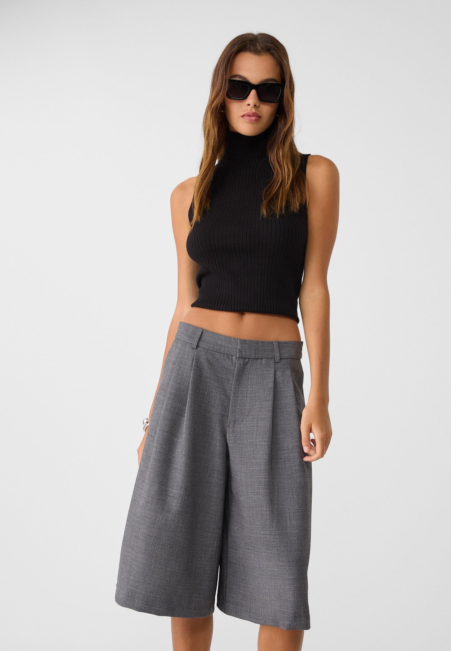 Loose-fitting smart Bermuda shorts with pleats | Stradivarius (UK)