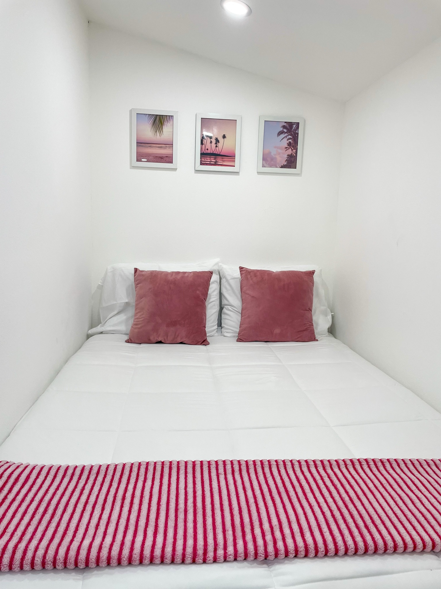 Clean whites + pink pops = The Casita signature vibe.