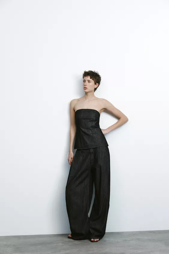 Pants made of 100% cotton. Mid-rise and belt loops. Side pockets. Back patch pockets. Front plea... | Zara US