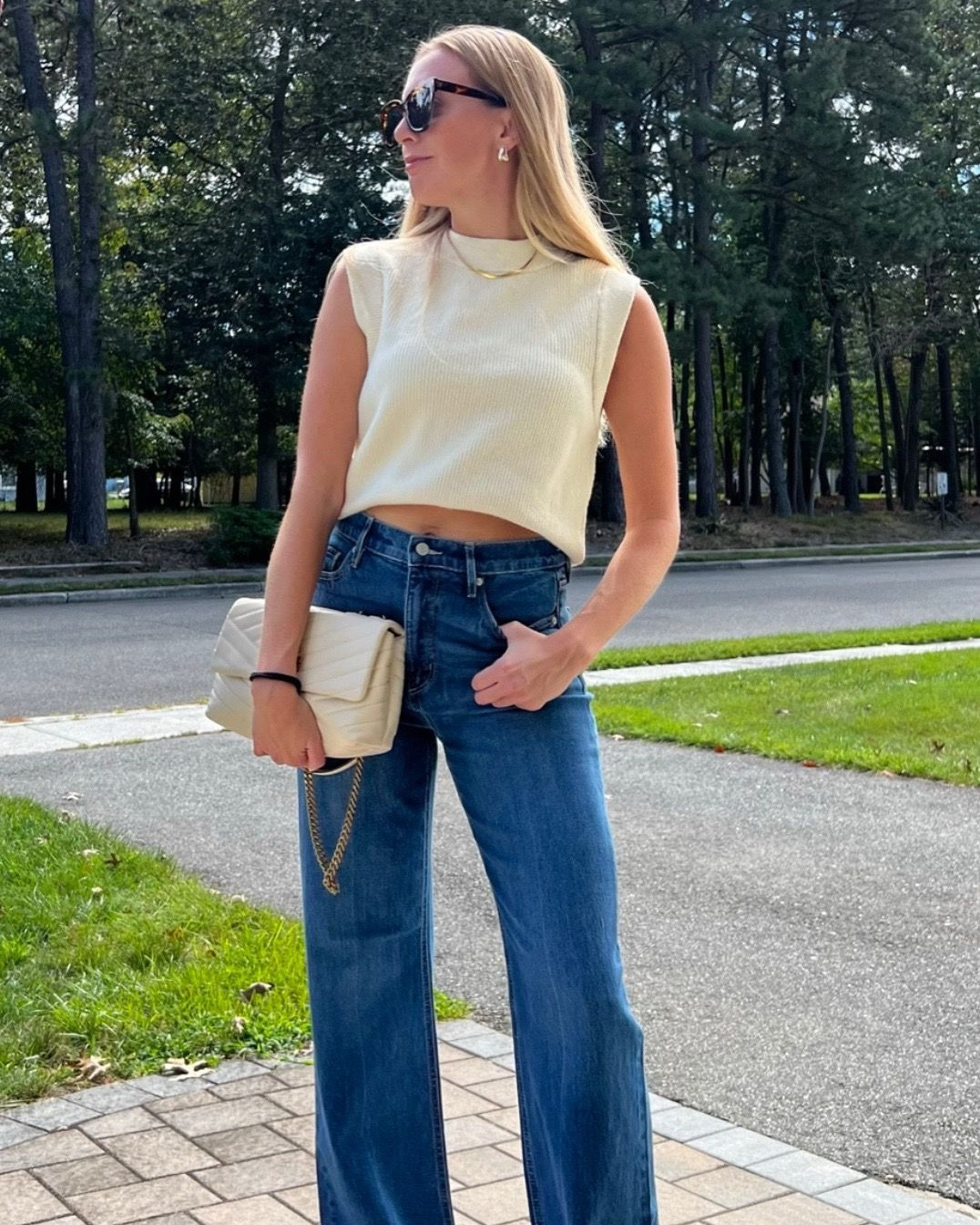 Fall staple outfit. Sweater vest and jeans + flats. 

Loft - loft outfit - fall fashion - fall looks -
Fall style - sweater vests 