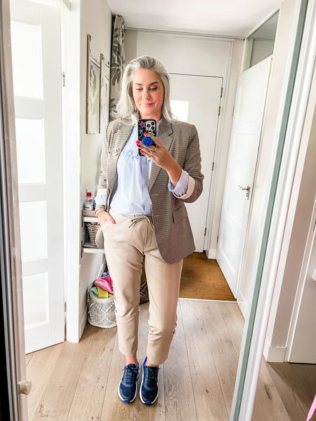 Ootd - Sunday. Light blue shirt (local boutique) paired with neutral faux leather joggers (Norah), my favorite plaid blazer and navy blue sneakers (Giesswein)



#LTKstyletip #LTKworkwear #LTKeurope