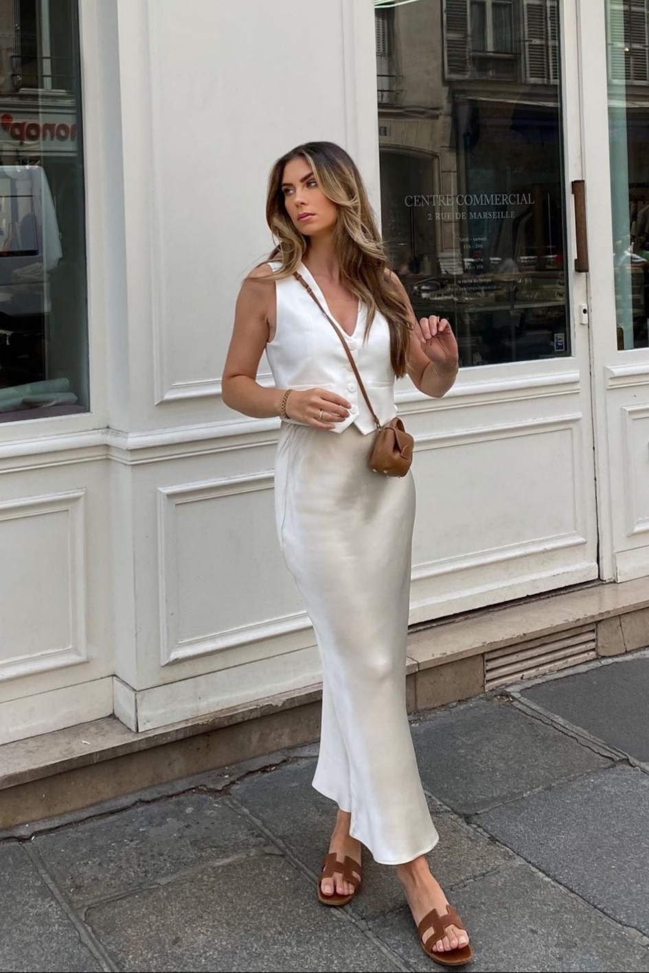 OOTD 

look du jour blanc, longue jupe en satin blanche, jupe satin, veste sans manche blanche, veste tendance blanche, sandales Oran marron, Oran Hermès 

#LTKeurope #LTKstyletip