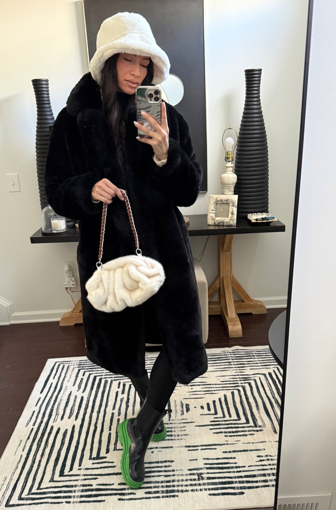 Bag 👇🏻

https://orianalamarcadesigns.com/collections/la-nuvola-faux-fur-bag