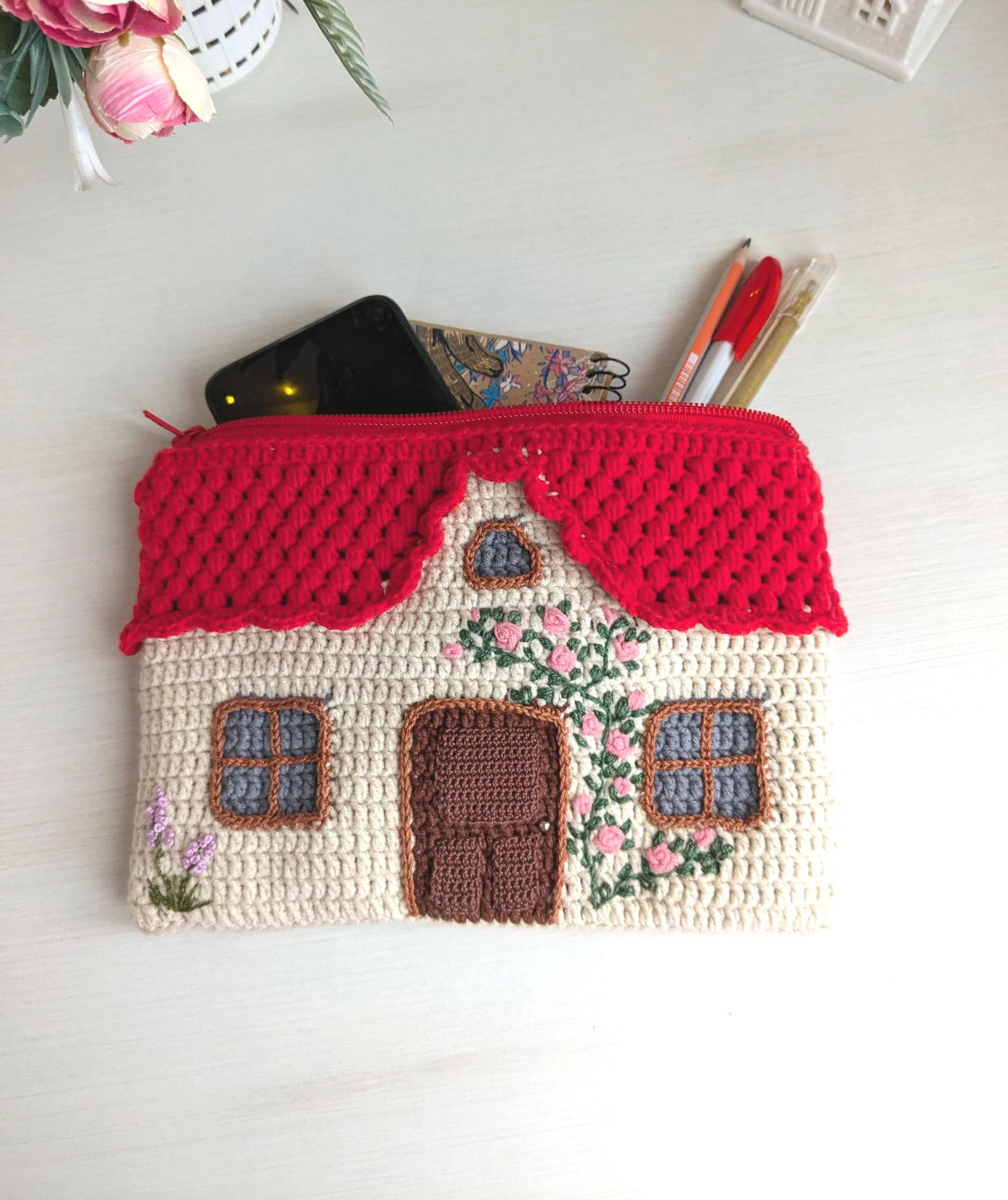 Crochet Cottage Zipper Pouch - Handgemachte Hauskosmetiktasche mit Blumenstickerei - Etsy.de | Etsy (US)