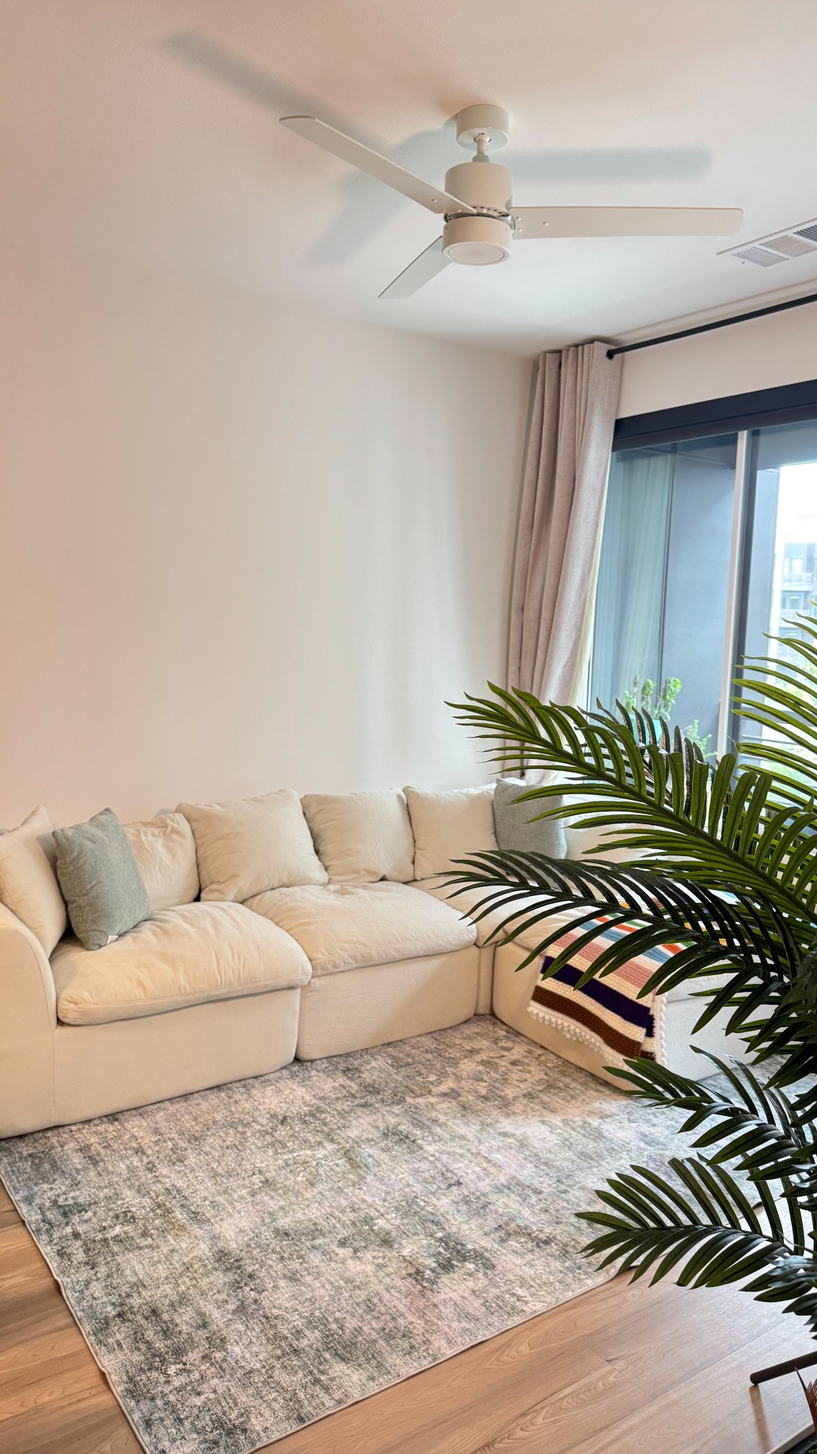 My living room 💚
#home


#LTKFamily #LTKHome #LTKSaleAlert