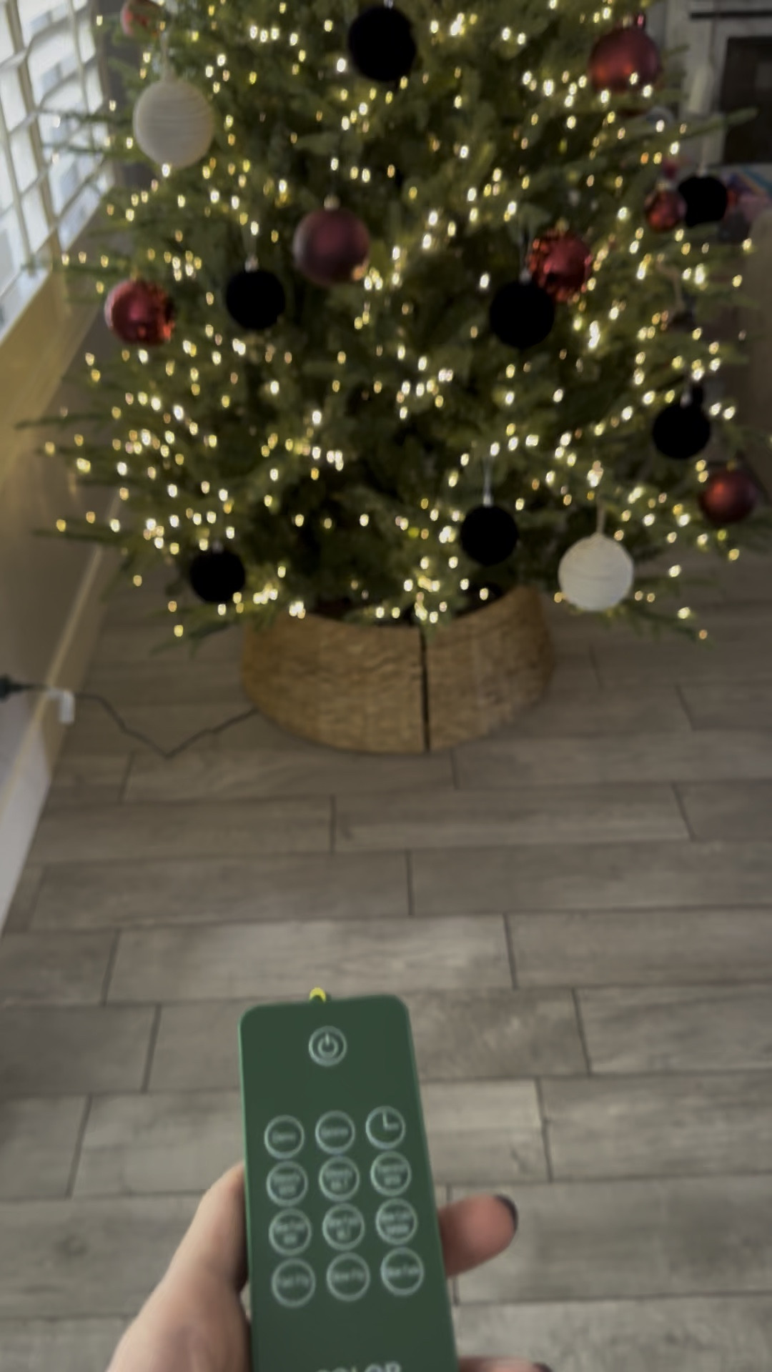 Having too much fun with my new Christmas tree 🤩 my favorite setting is definitely the twinkling lights! ✨🎄
#viralchristmastree

#LTKHoliday #LTKSeasonal