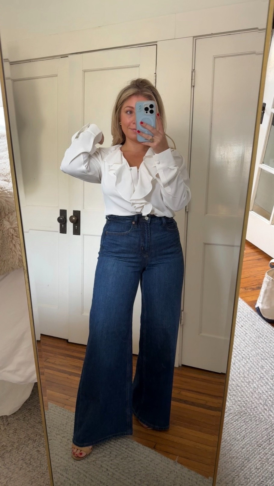 Dark wash, super highwaisted, wide-leg jeans for under $50! 

Wearing a size 4R
Medium in the top! 

#LTKMidsize #LTKPetite #LTKdayinmylife