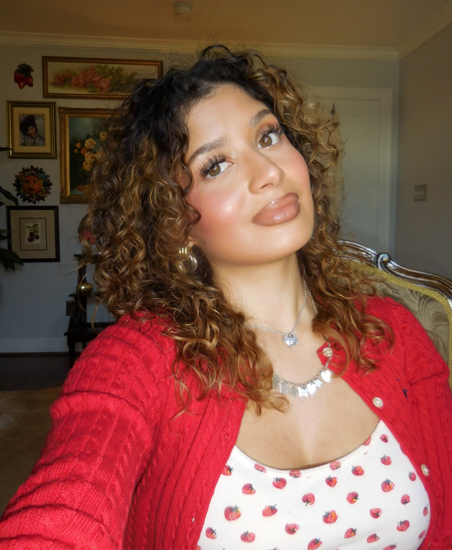 Hola Bonitas! Here’s a couple details from my new YouTube video! Linking my top + sweater 💋🍓🌹 