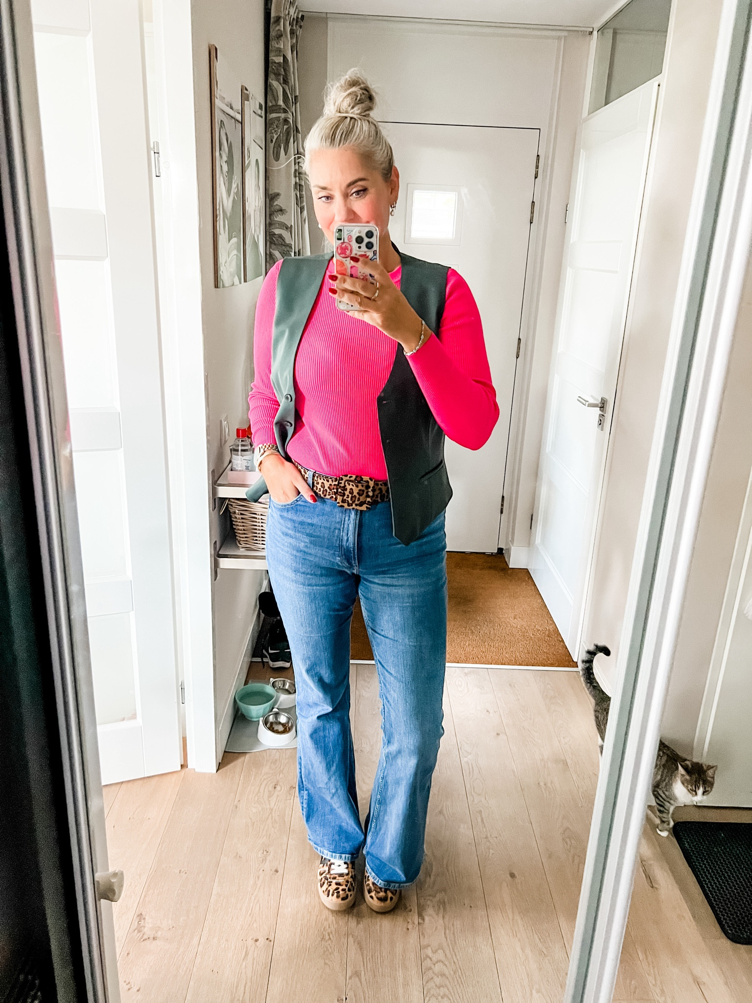 Ootd - Friday. Pink rib knit top (Hema), bottle green waistcoat (We Fashion), leopard print belt, flared jeans (Bershka) and leopard print suede sneakers. 



#LTKautumn #LTKeurope #LTKnederlands