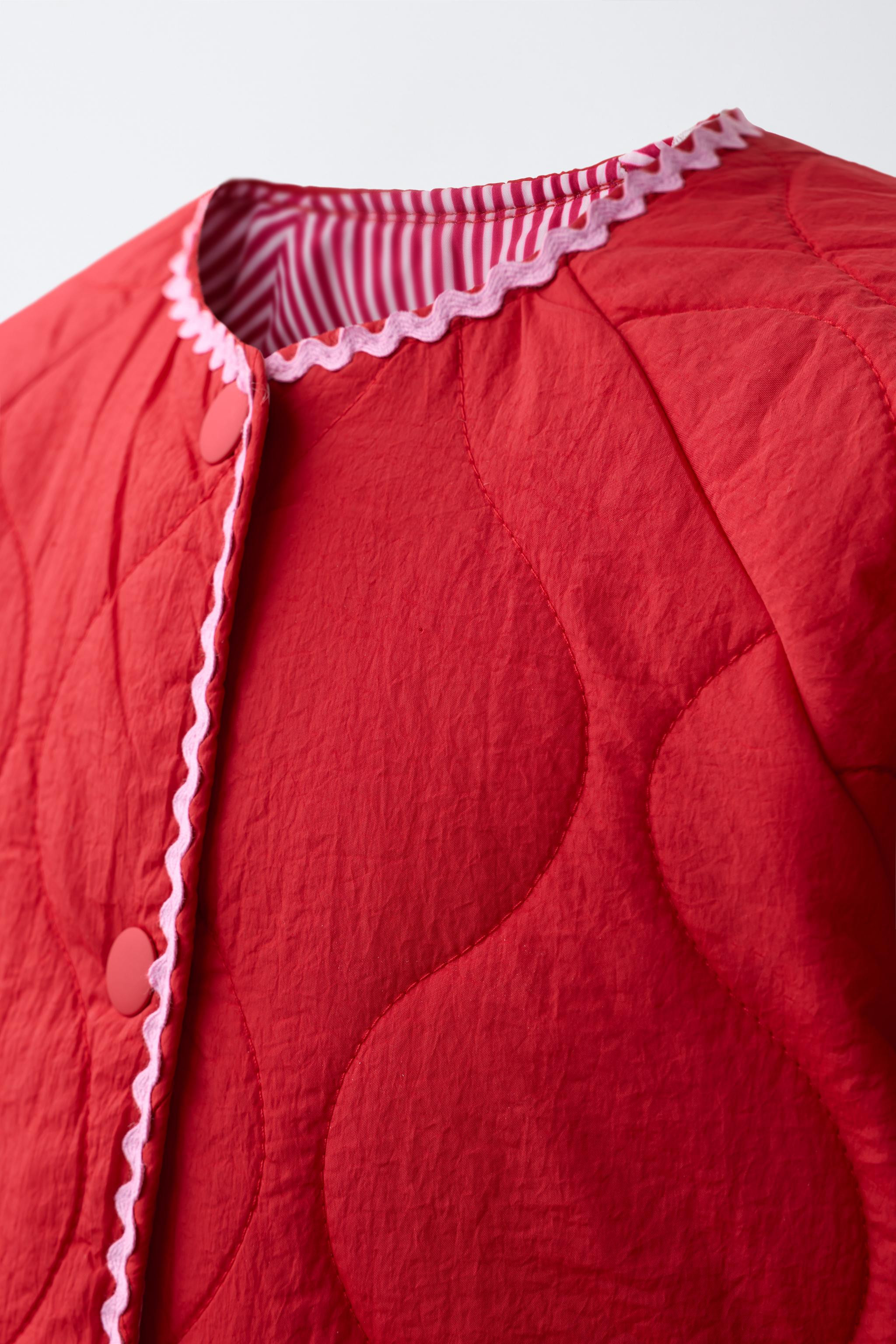 Quilted jacket with a round neck and long sleeves. Front snap-button fastening. Heart-shaped patc... | Zara UK
