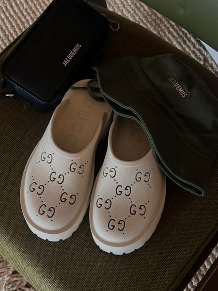 🍀🍀🍀 

jacquemus, bucket hat, gucci, summer shoes, clogs, rubber clogs, crossbody bag, small camera bag, green 