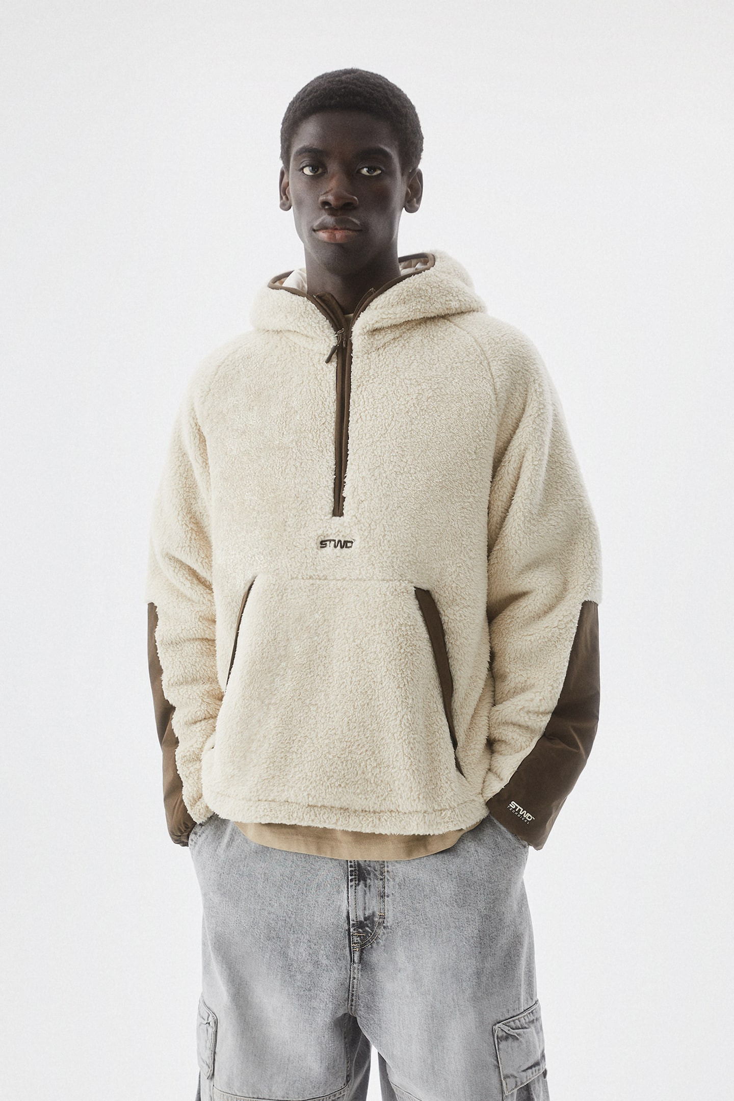 Jacke aus Lammfellimitat mit Bauchtasche | PULL and BEAR DE