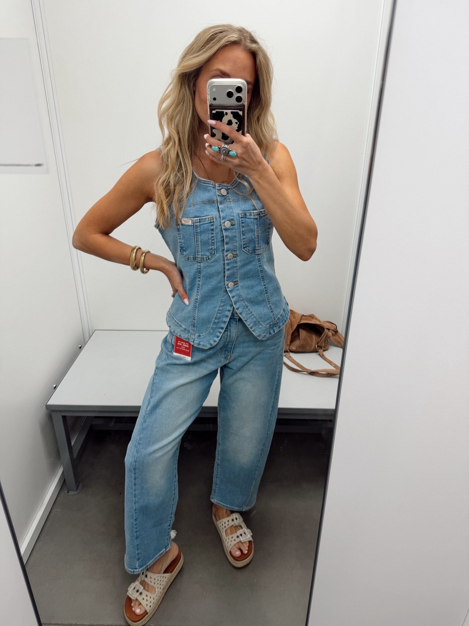 My jaw was on the floor! Can not believe Levi’s are now at Walmart! 

Size S / Size 4 / my tts 
Run a tad big 

#WalmartPartner #WalmartStyle @walmartstyle 