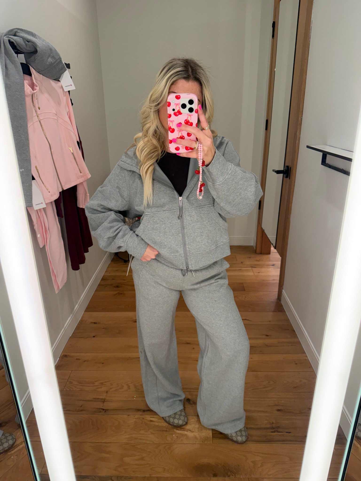 Lululemon scuba matching set
Size small
Gucci clogs 