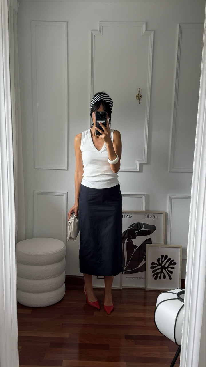 Navy x 3. Which one is your favorite? 

Look 1: Minimalist Elegance
Look 2: Casual Chic / Nautical
Look 3: Urban Sophistication with a pop of red

All links are in my bio, but don’t hesitate to ask me anything, I’ll be happy to answer!

#minimaliststyle #summeroutfits #capsulewardrobe #everydaystyle