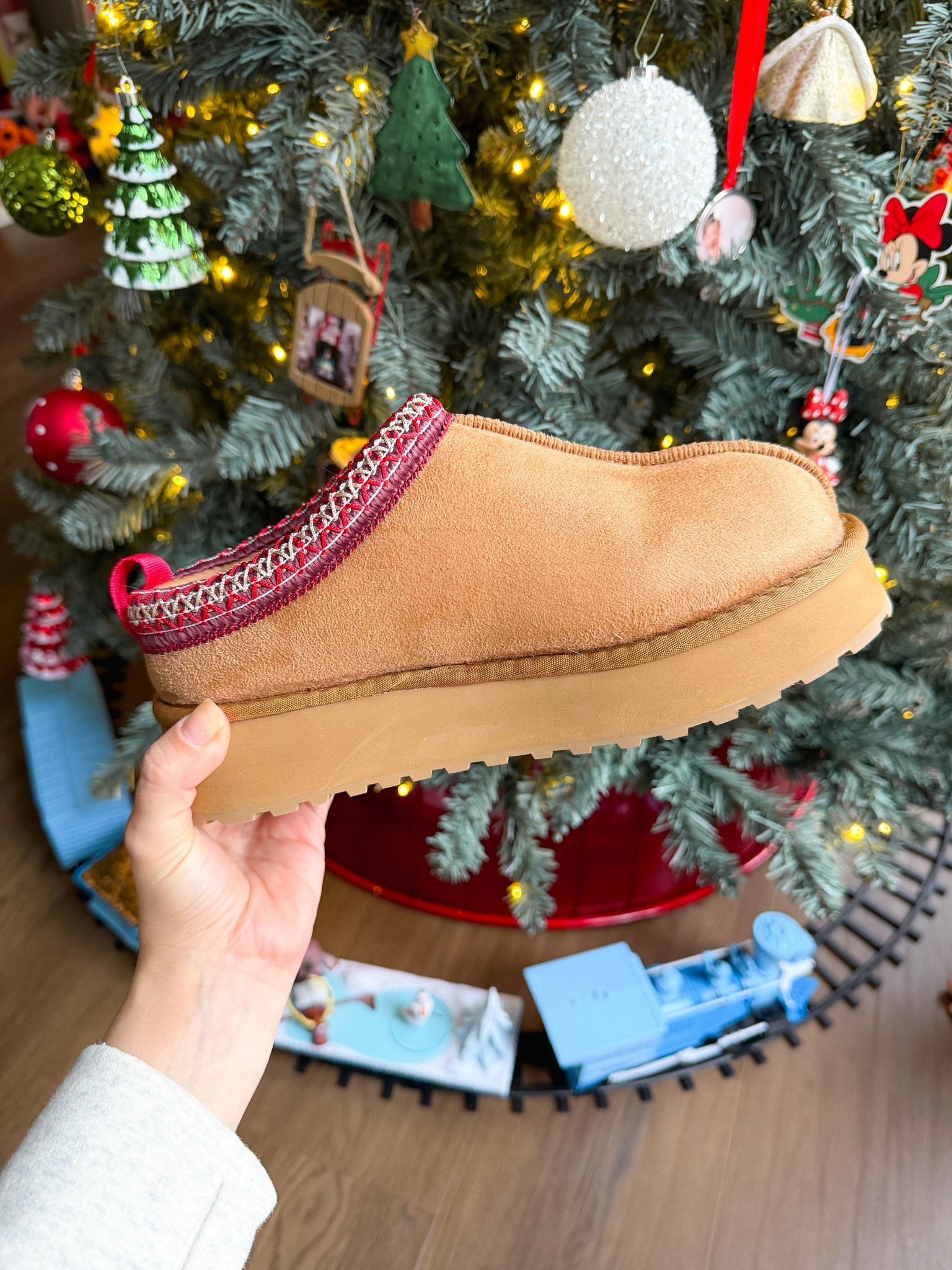 🎄Friday Faves: Gifts for Her Edition🎄

• my Amazon “lulu look for less” cropped pullover // gold details and fabric make it feel super luxe for a great price 

• lululemon align leggings with the pocket - these are worth every penny and some are on sale right now (postpartum I’m in a size 8, 23 inch inseam) 

• another random Amazon find - slippers that look near identical to everyone’s favorite uggs 

• the cult classic boat and tote is really worth the hype - mine is the medium natural with long handles and script front 



#LTKHoliday #LTKGiftGuide #LTKmomlife