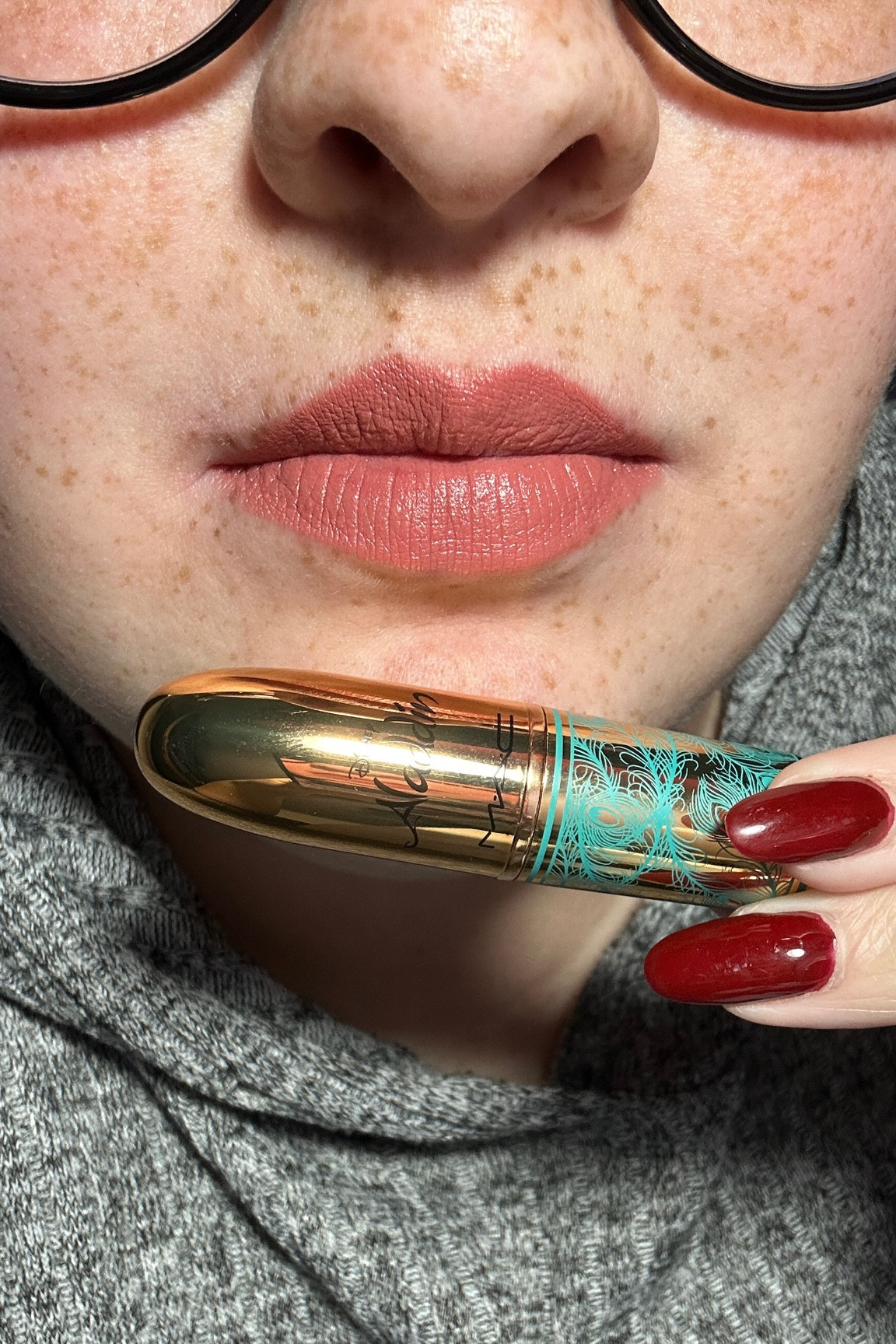 Batom de hoje 

Batom M.A.C ALADDIN MATTE LIPSTICK / M·A·C 40 DISNEY FAVOURITES IN PRINCESS INCOGNITO | EDIÇÃO LIMITADA @maccosmetics  @maccosmeticsbrasil 

Tô na fase de usar batons em três cores só, nude, vermelho e marrons kkkk

#batomdehoje #batomdodia #mac #macedicaolimitada #batom #batons

#LTKdicadeestilo #LTKbeleza #LTKbrasil