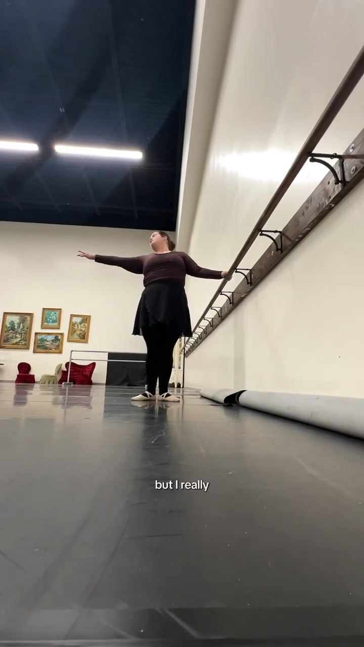I think it’s time to buy new leos and things 👀 #plussize #plussizemodel #adultbeginnerballet #plussizeballerina #plussizefitness