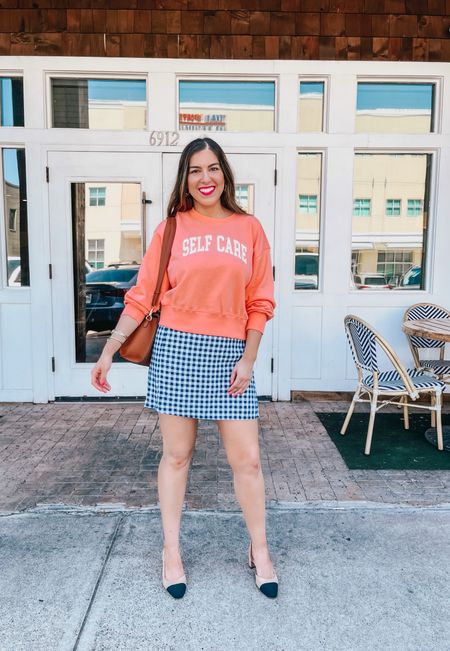 Cute outfit for the weekend and everyday 💙 Sweatshirt wearing size XS and the Blue Gingham skort wearing size XS. 

Old Navy | Summer Outfit 


#LTKSeasonal #LTKTravel #LTKFindsUnder50