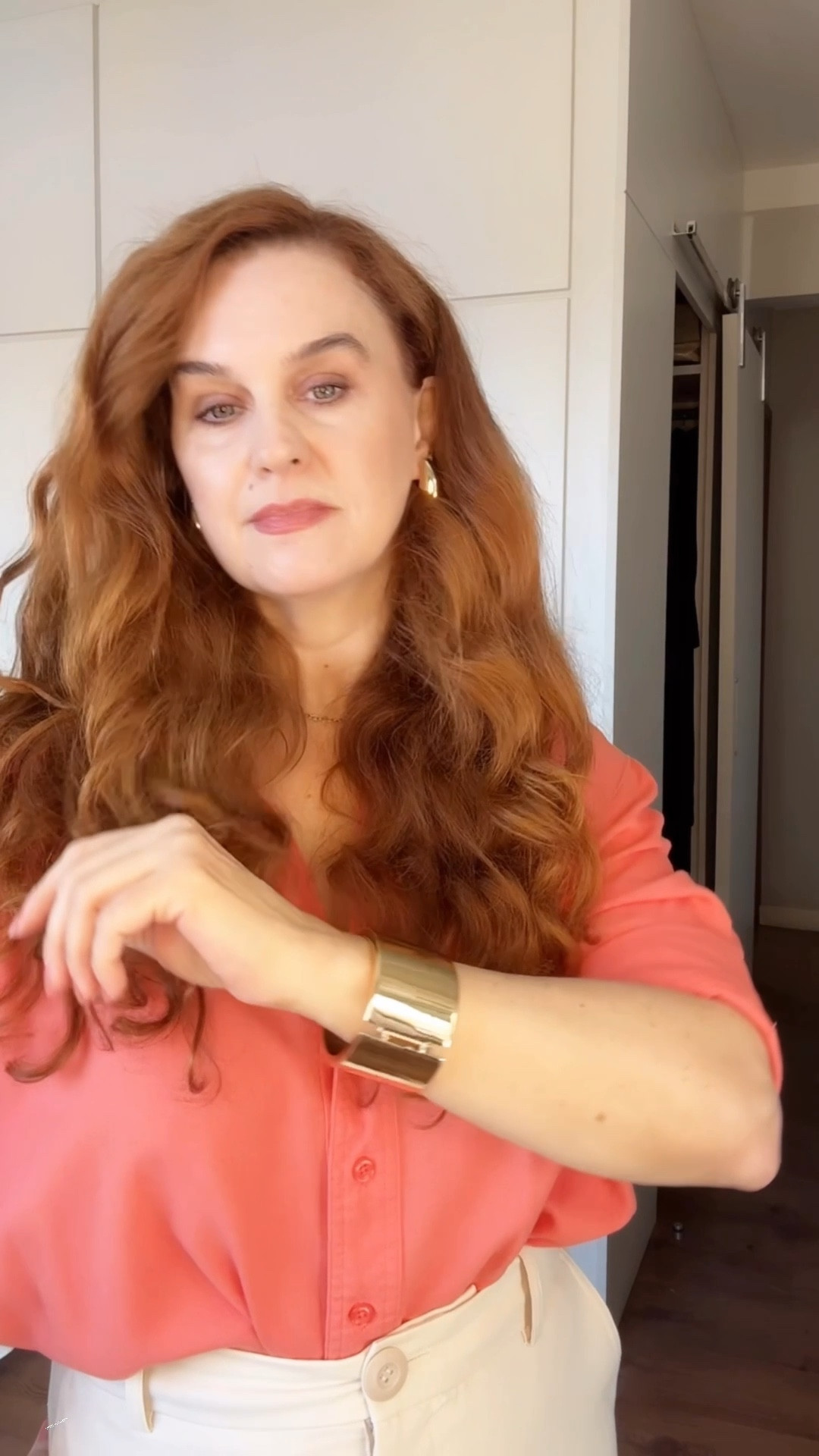 Uma camisa de linho + lenço: Escolha um lenço que complemente as cores do look e amarre-o de forma descontraída para um efeito elegante e despojado! 

#LTKlookdetrabalho #LTKbrasil #LTKdicadeestilo