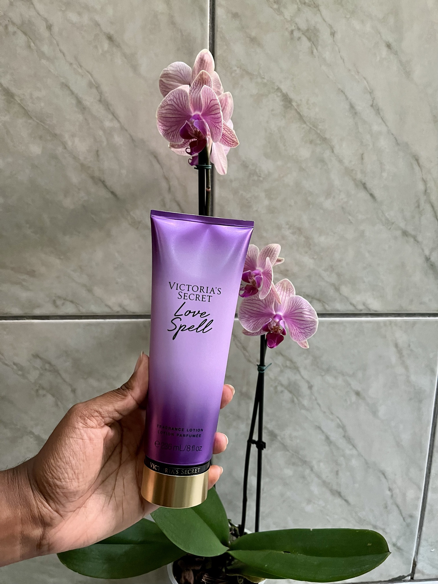 Um love em creme para chamar de seu. Esse creme tem uma fragrância frutal maravilhosa de pêssego e flor de cereja. Um cheirinho que fica o dia todo. Recomendo passar após o banho! 

Dica de presente de Natal 😉

#garimpodakelly #victoriasecrets #LTKGift #NatalLTK 