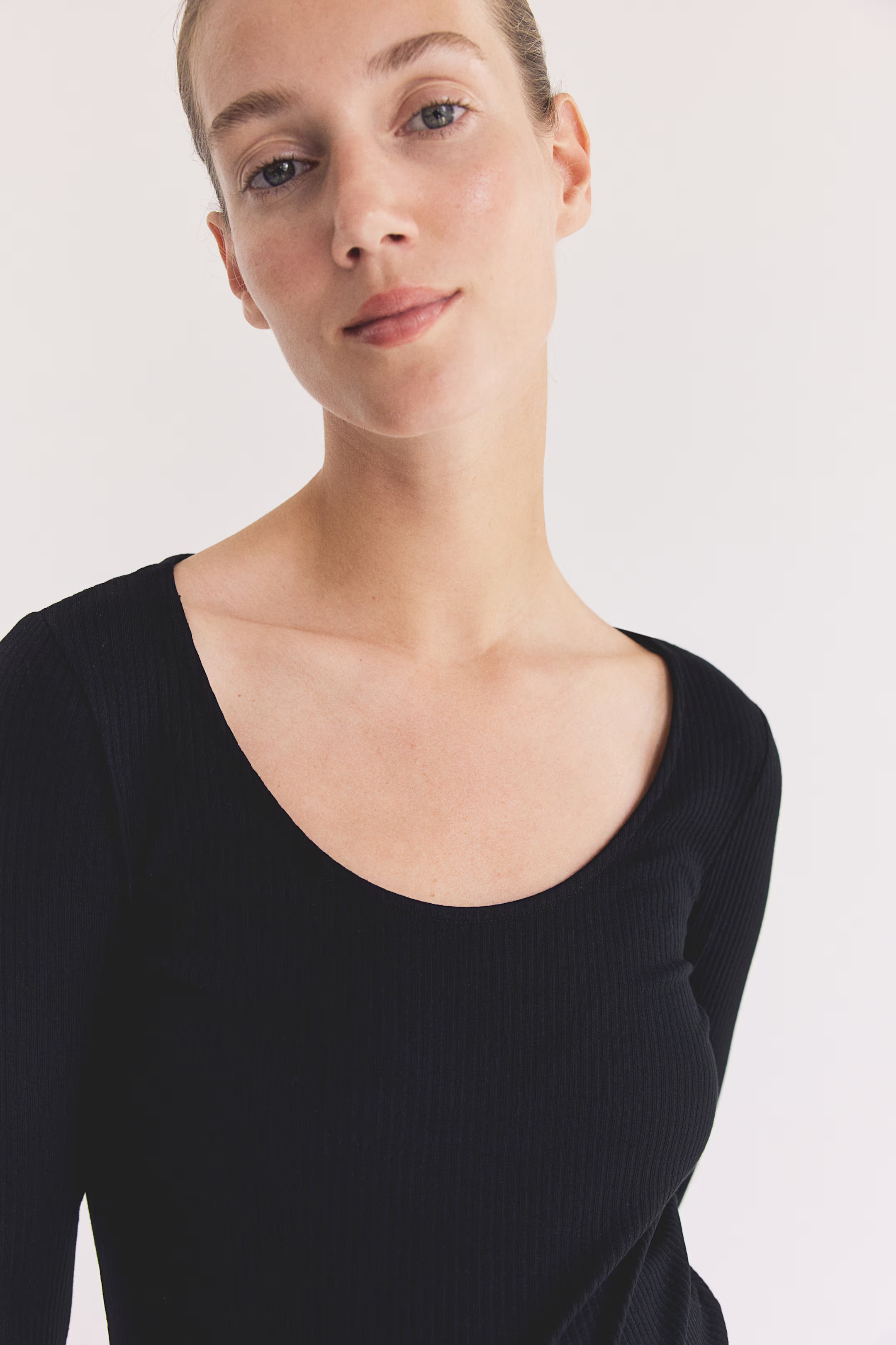 MAMA Geripptes Bodycon-Kleid | H&M (DE, AT, CH, NL, FI)