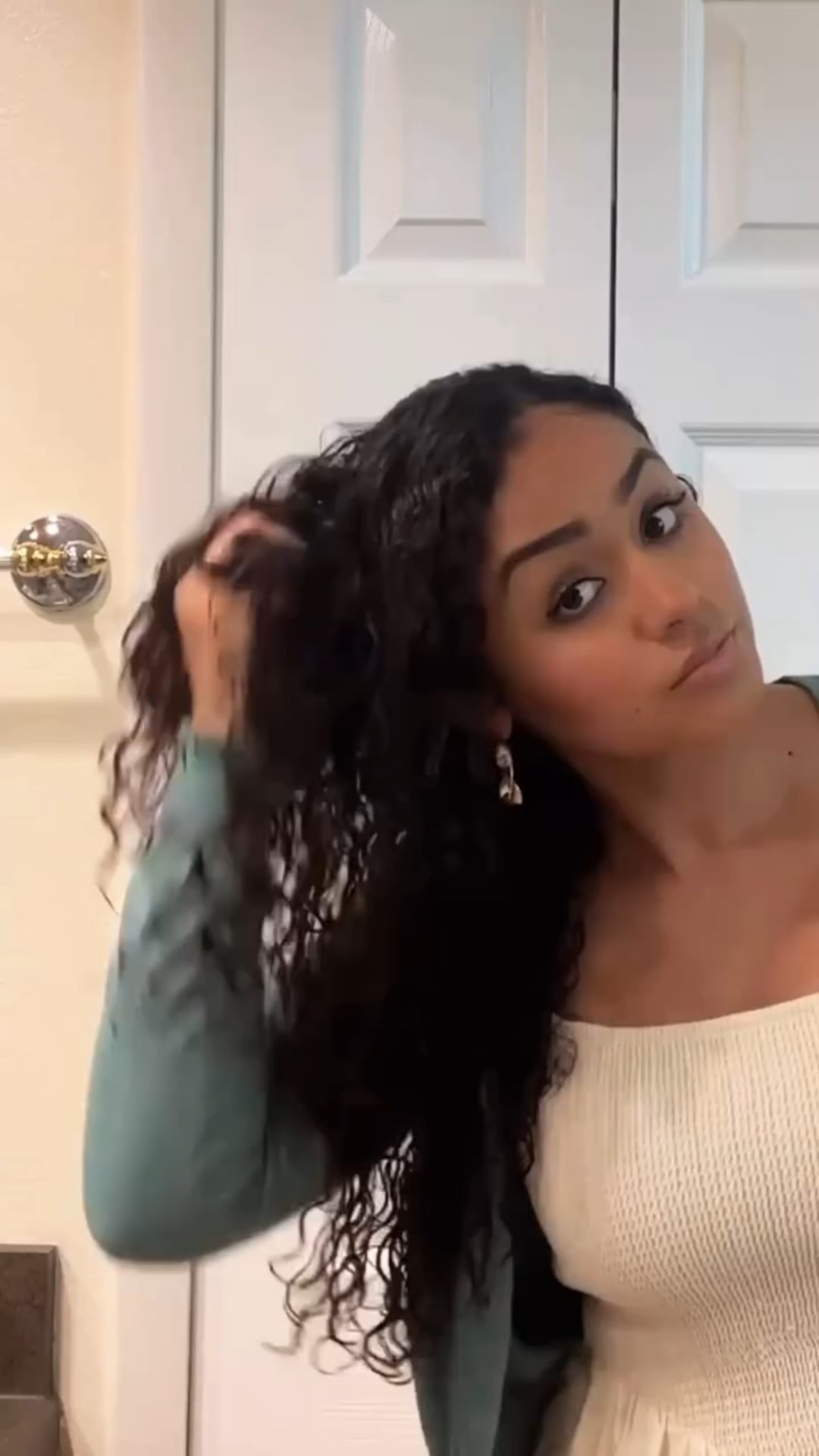 I’m almost ready just need 4 minutes 👩🏽‍🦱 

#byauthenticapril #washandgo
#3chair #curlyhairroutine #olaplex #ogx #curlsnclouds #bigcurlyhair