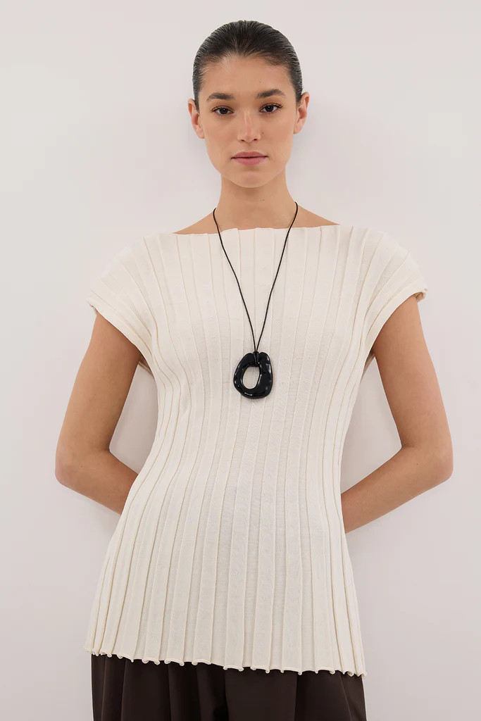 LOE CREAM SLEEVELESS KNIT TOP | DISSH