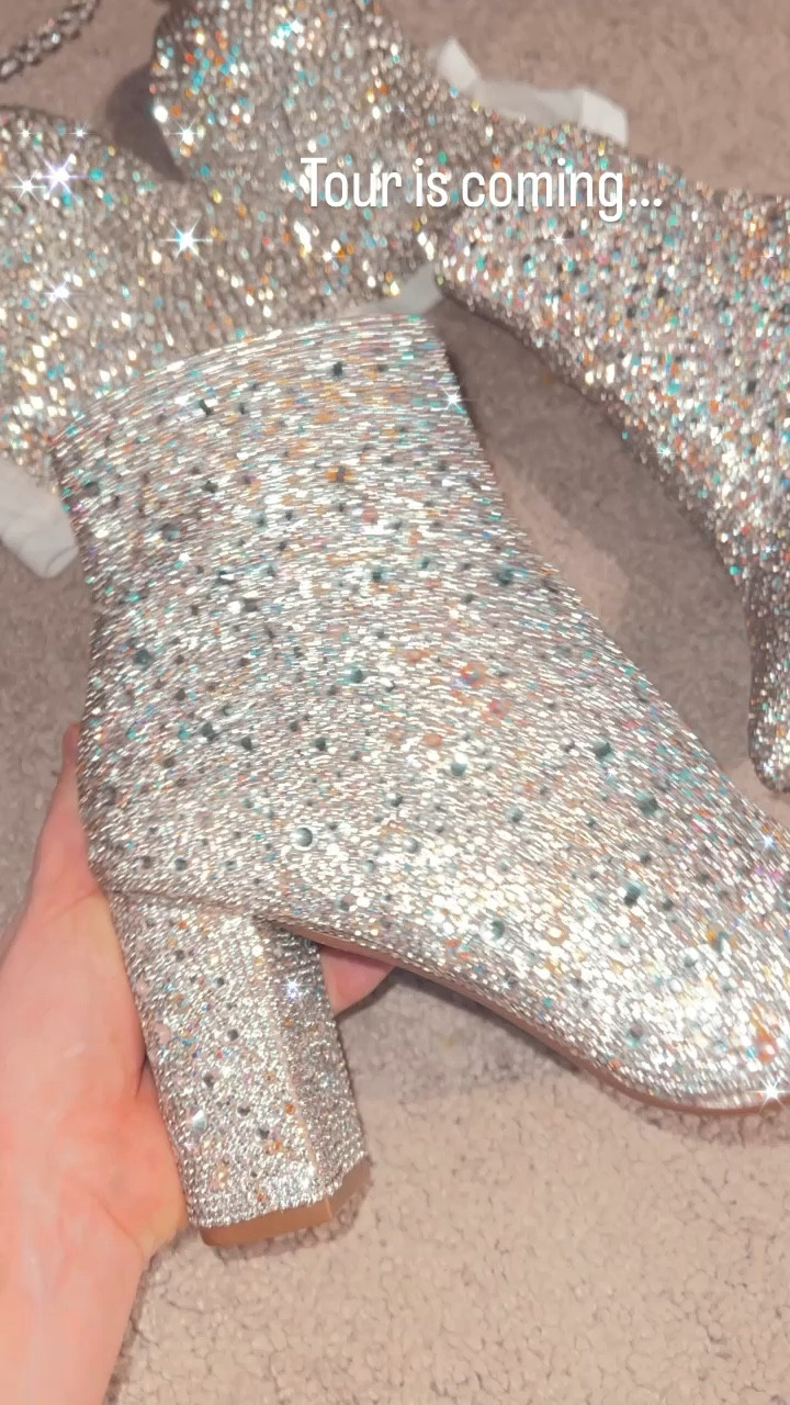 Taylor Swift tour outfit sneak peek! ✨💎