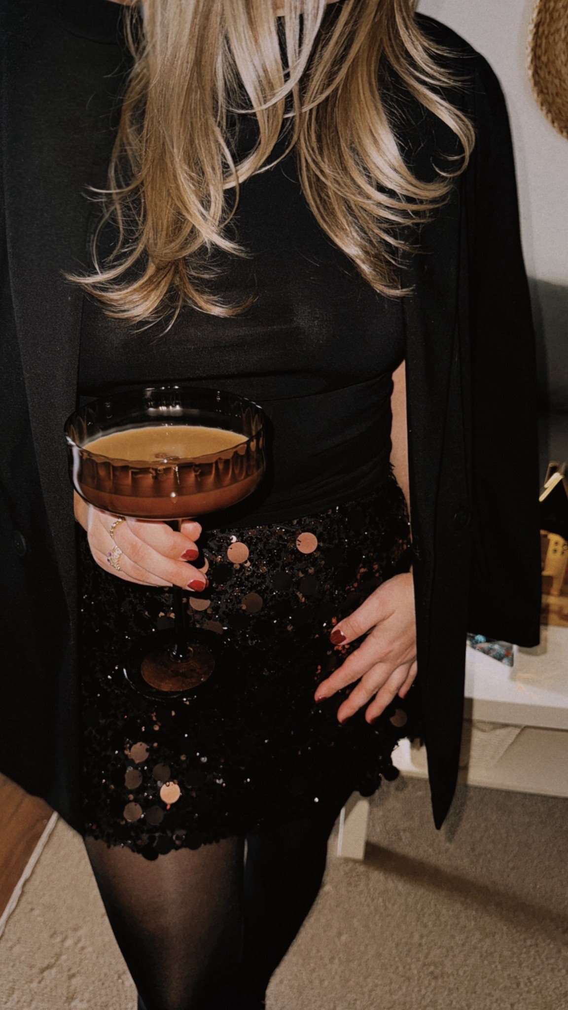 Christmas partyin ✨🍷  
Skirt - Zara 
Blazer - Zara 
#holidayoutfits #holiday #sequins #skirt #blazer #sequinskirt #zara #zaraholiday #target #outfitinspo #holidayinspo 