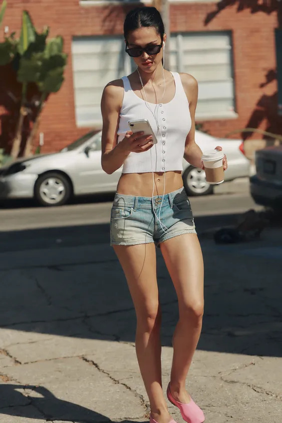 Round neck, sleeveless top. Featuring a front snap-button fastening. | Zara UK