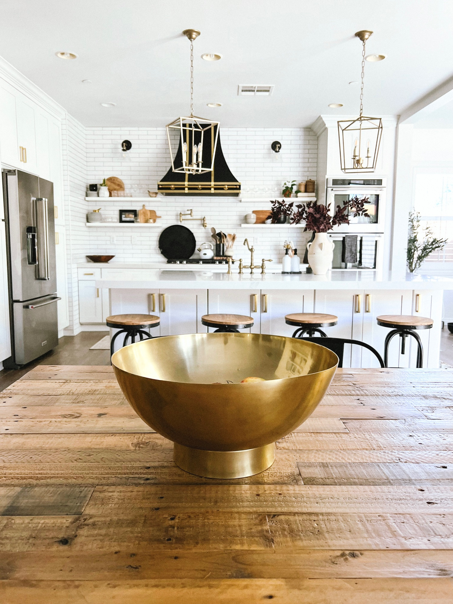 Kitchen details

Home 
Fall kitchen 
Fall decor 
Gold fruit bowls
Kitchen decor
Kitchen accents 
Pumpkin decor




#LTKhome #LTKFind #LTKstyletip