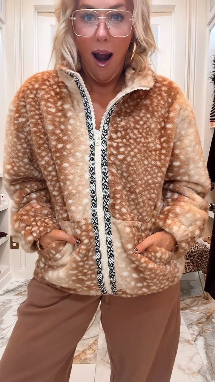 Obsessed omg! Size small in jackets
Code SEQUINS40