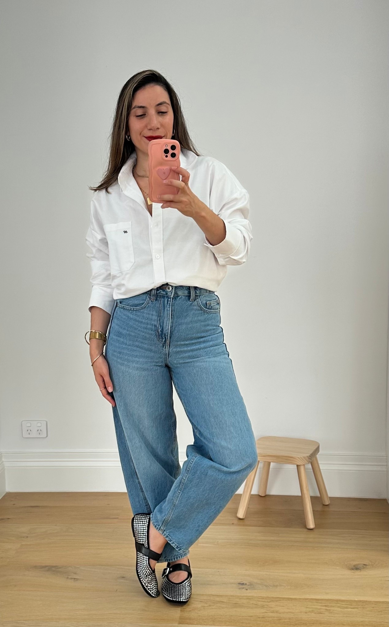 Love a good white shirt and jeans 