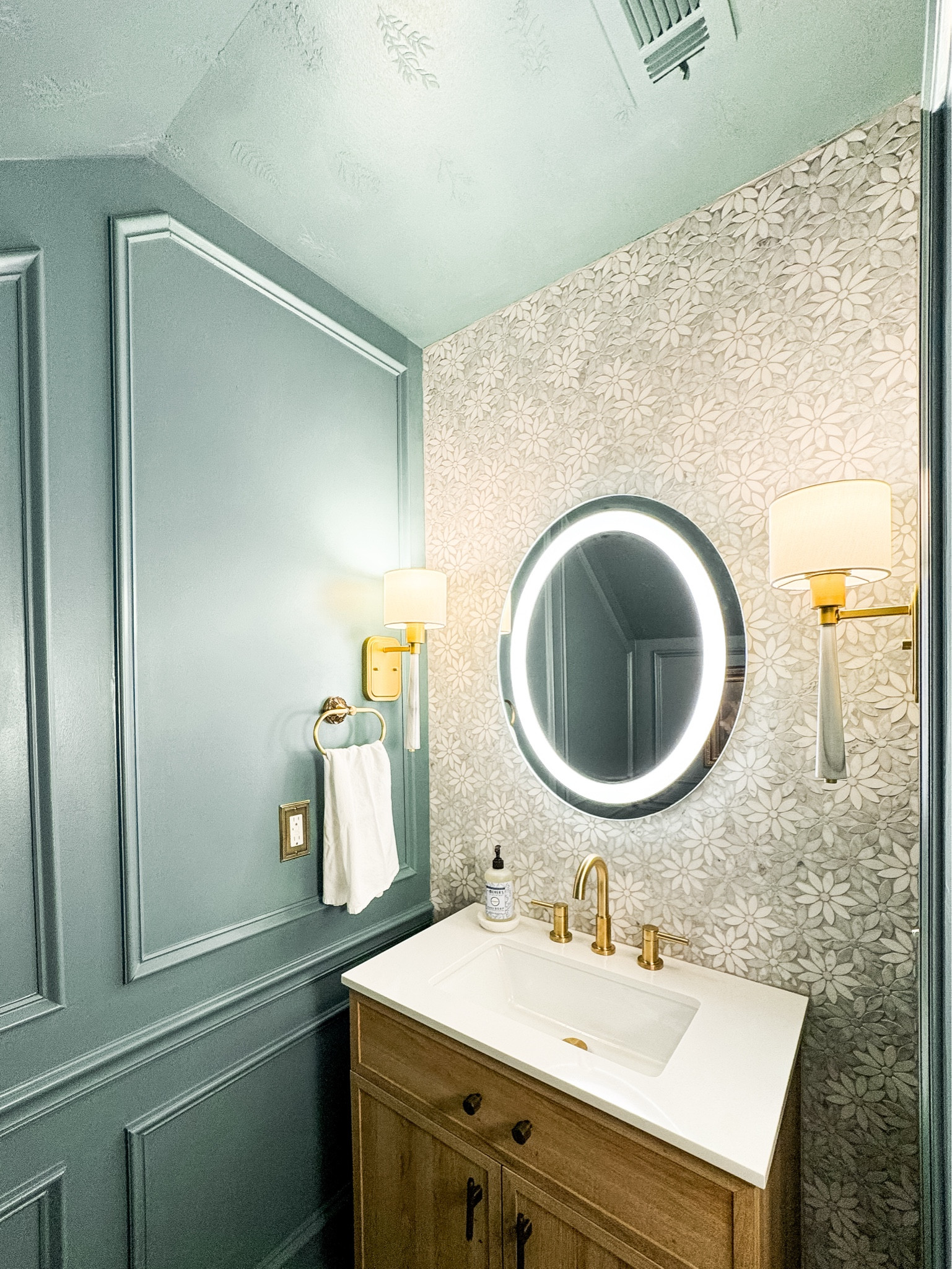 Moody + Elevated Powder Room 🤩
#halfbathroomdesign #bathroomdecor #moodybathroom #bathroomrenovation 

#LTKHome #LTKCyberWeek