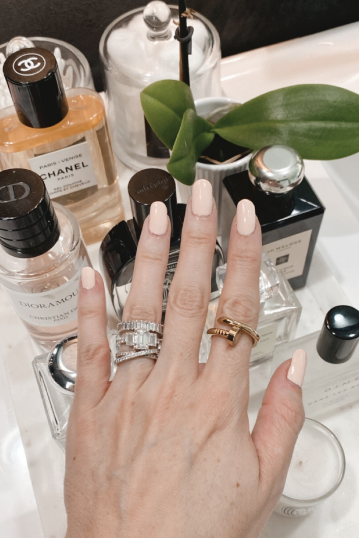 💅🏻 Mani details: Essie talk to the sand (three coats) and Essie speed setter top coat 😍

Nail polish manicure 

#LTKbeauty