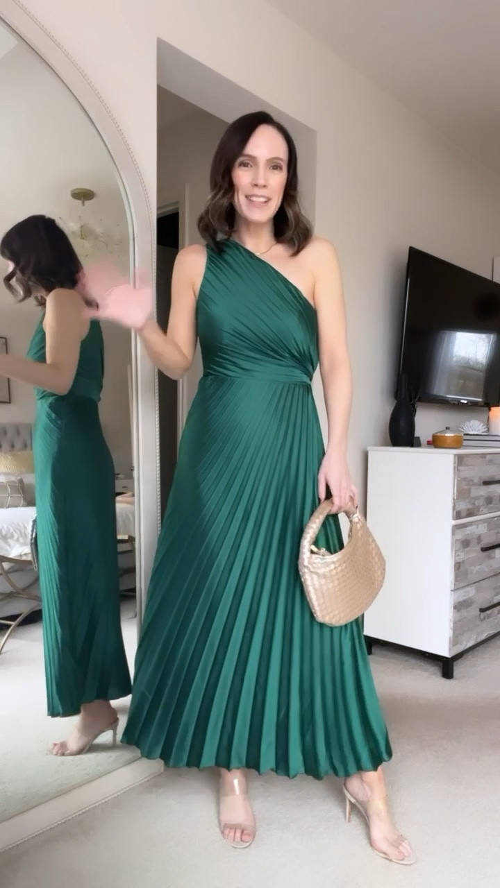 Holiday dress, holiday outfits, holiday party outfit 

#LTKover40 #LTKHoliday #LTKparties