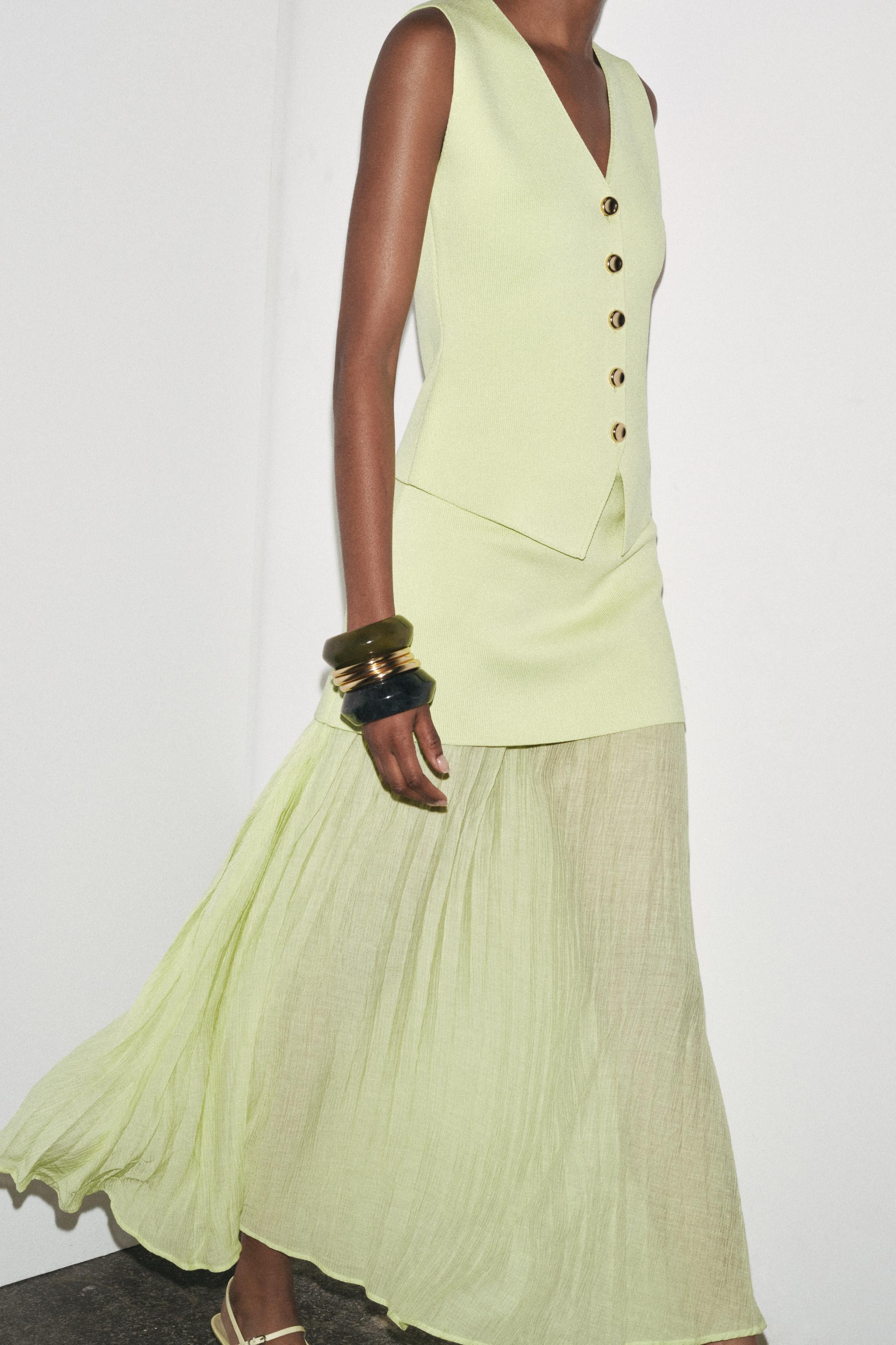 High-waisted midi skirt with elastic waistband. Pleated and semi-sheer mixed-media detail. Hidden... | Zara US