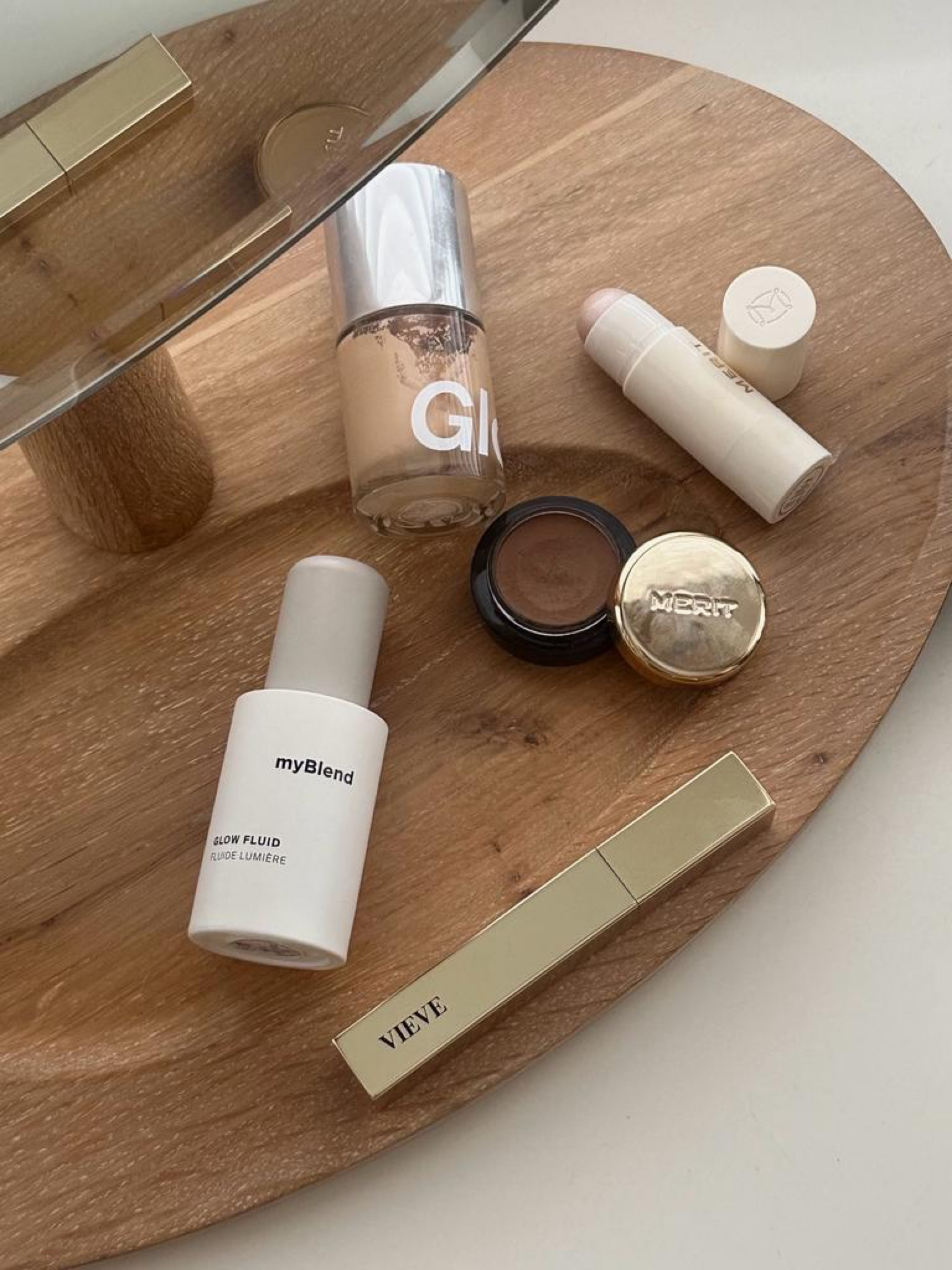 Beauty essentials 
Glossier stretch fluid foundation. Merit beauty bronzer. Merit beauty blush. Myblend glow fluid. Vieve eye wand. 

#LTKeurope #LTKbeauty #LTKSeasonal