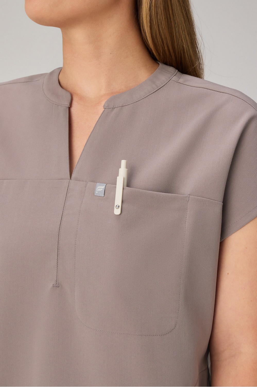 Evolve 3-Pocket Scrub Top | Fabletics