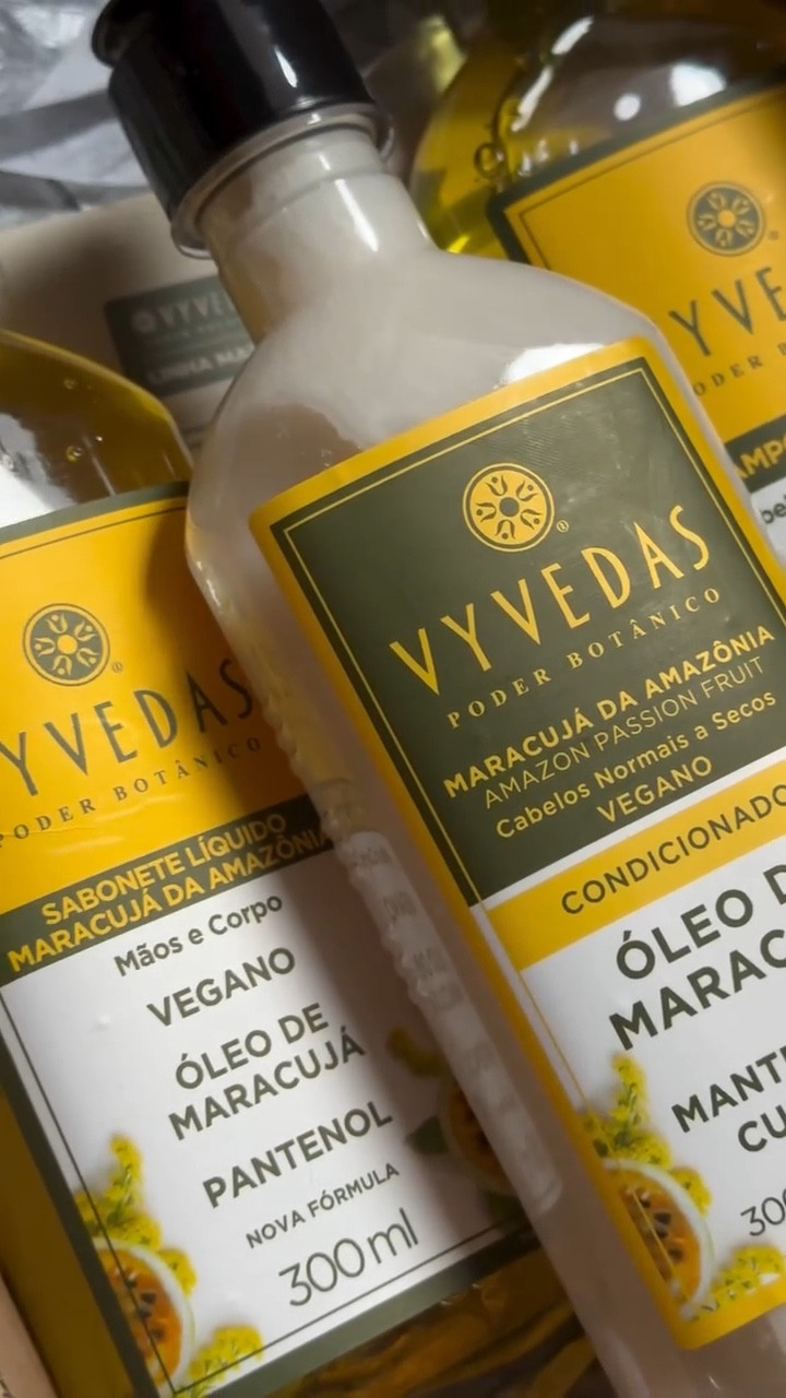 Quer surpreender quem você ama nesse Natal ? ✨

Eu tenho um sugestão perfeita: a nova linha Maracujá da Amazônia da @vyvedas 💛

A linha possui produtos com um aroma delicioso e tem poderosos benefícios em hidratação, além de seu poder calmante. Nada melhor que cabelos e pele hidratados ✨ 

No site tem diversas opções de kits e usando meu cupom JESSICALUCC você garante 10% off ! Gostaram da dica ? 🤍

 #vyvedas #publi #cabelos #cuidadoscomapele #cuidadoscomocabelo #beleza #cabelossaudaveis #skincare #haircare #dicasdebeleza