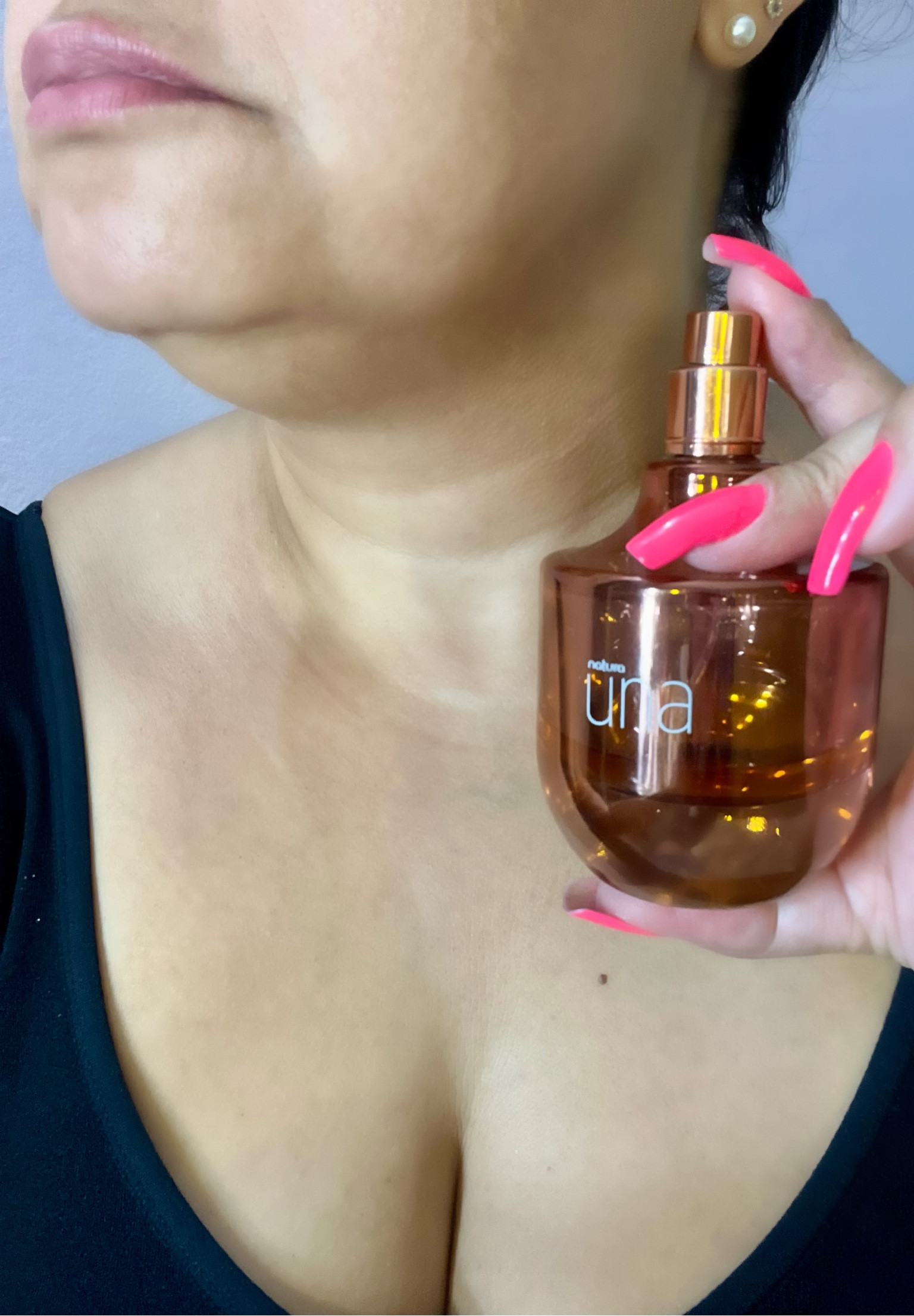 Parfum magnífico !
UNA se você usar nunca mais vai  esquecer !
Eu amo demais !

As notas de saída são cassis, cereja, pêssego, pimenta rosa, tangerina. As notas de coração são lírio-do-vale, magnólia, Rosa. Por fim, as notas de base são almíscar, baunilha, sândalo.


#LTKbeauty #LTKbrasil