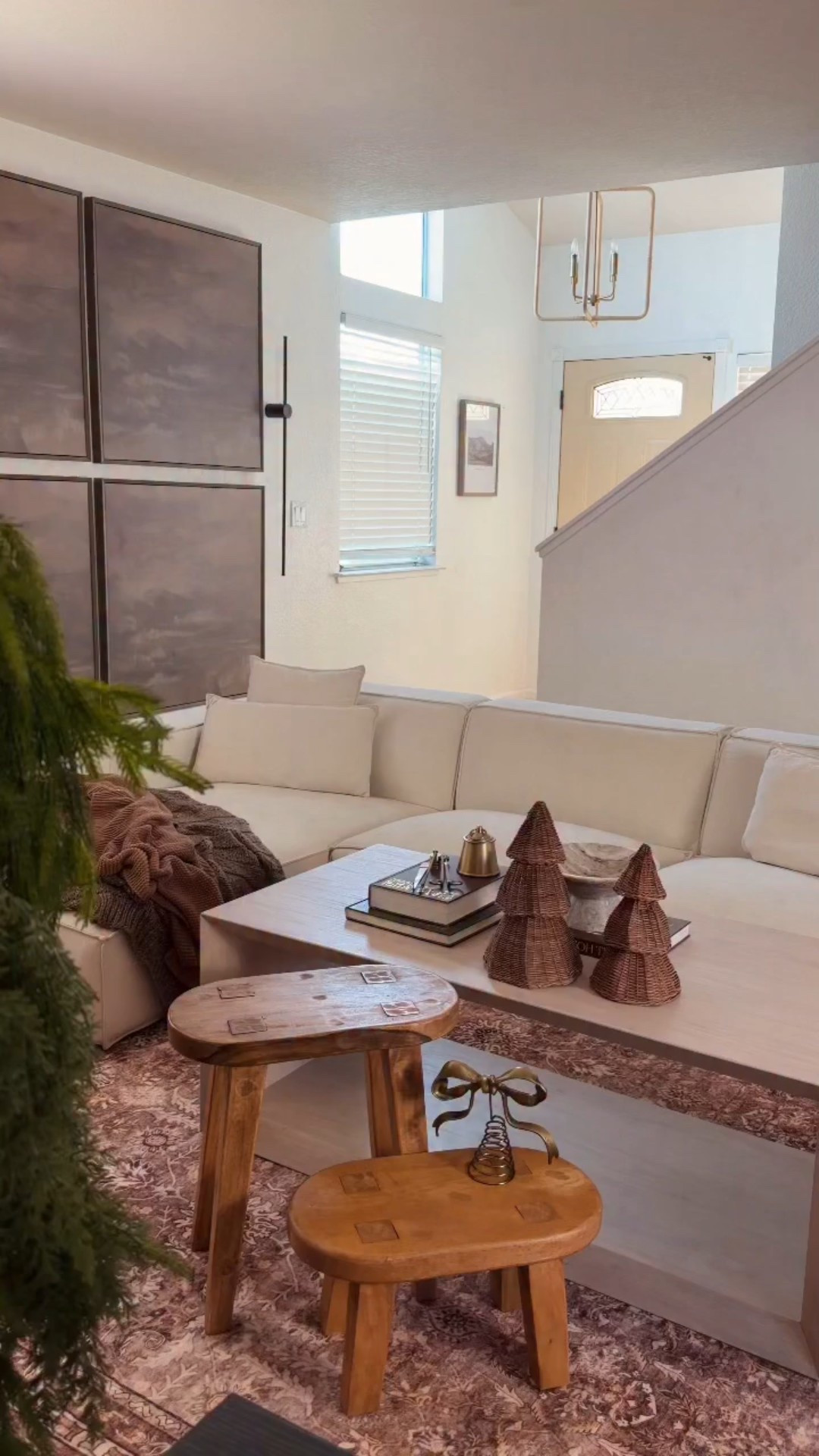 I couldn’t been any happier with the reflection in this mirror 🤎 #christmas #christmastime #christmasdecor #livingroom #myhome