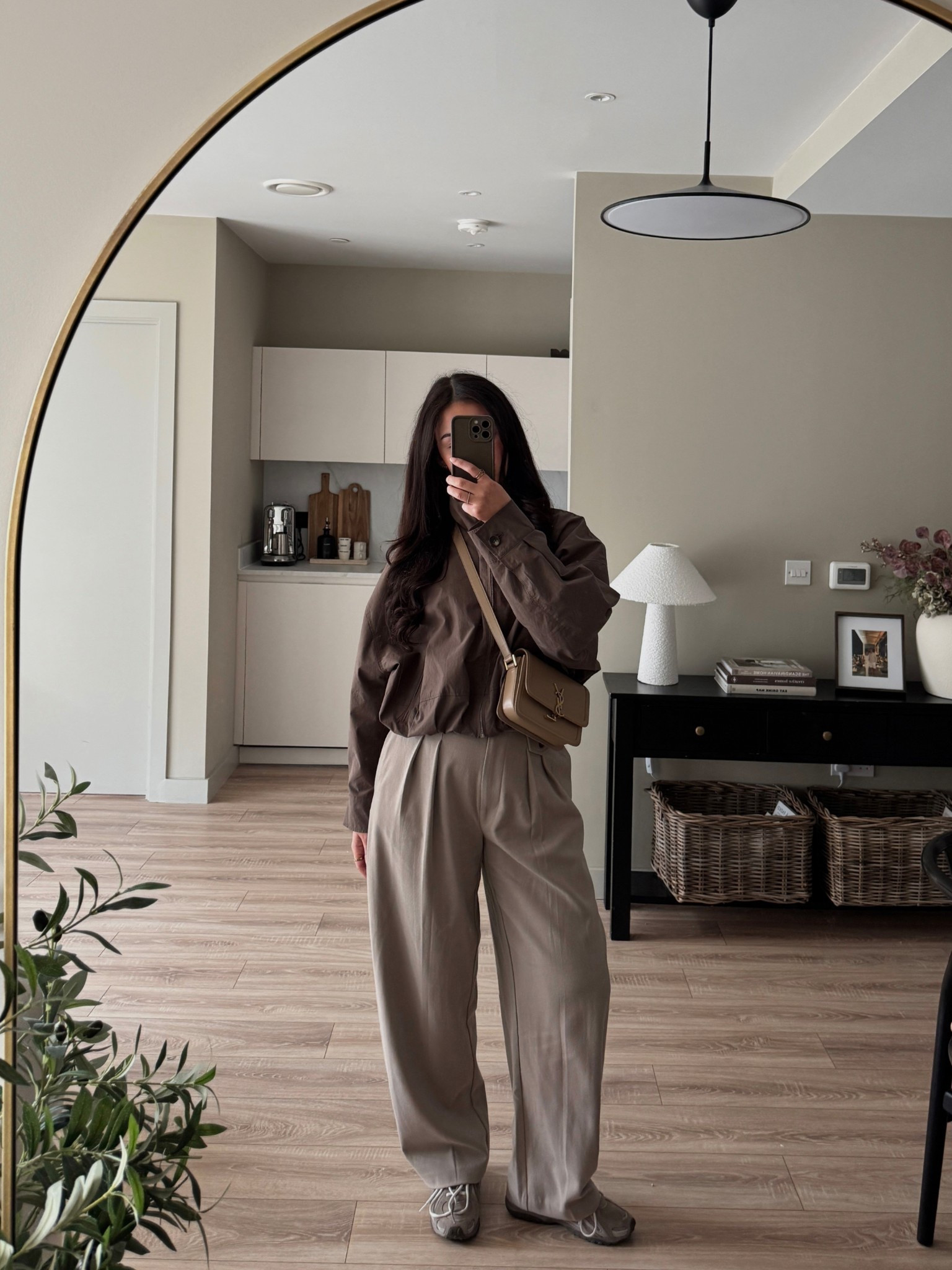 OOTD 🤎 I wear a size XS in the jacket & 8 in the trousers!

Funnel neck jacket, brown jacket, windbreaker, spring outfits, spring jacket, H&M, Couture Club, barrel trousers, new balance 

#LTKspring #LTKuk #LTKeurope