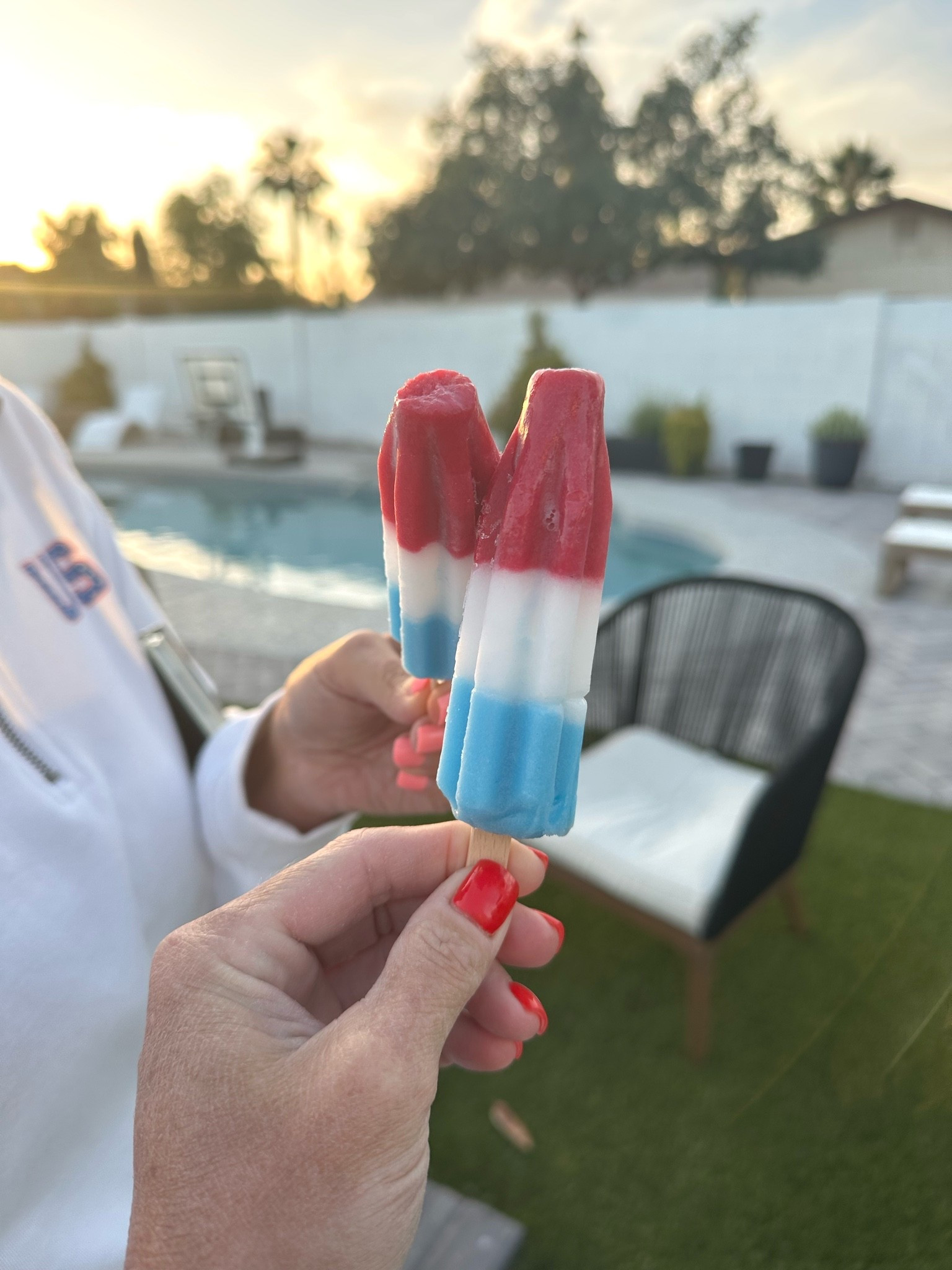 Chasing Sunsets 🌅🇱🇷

Memorial Weekend, Pool Day, Popsicles, Backyard BBQ, Dessert

#LTKdayinmylife #LTKSeasonal #LTKfoodie