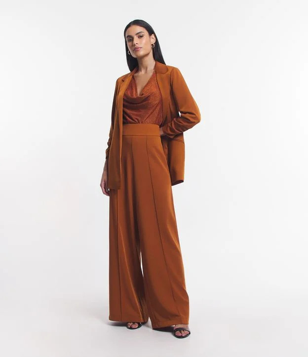 Calça Pantalona em Crepe com Friso Frontal Marrom Caramelo | Renner (BR)
