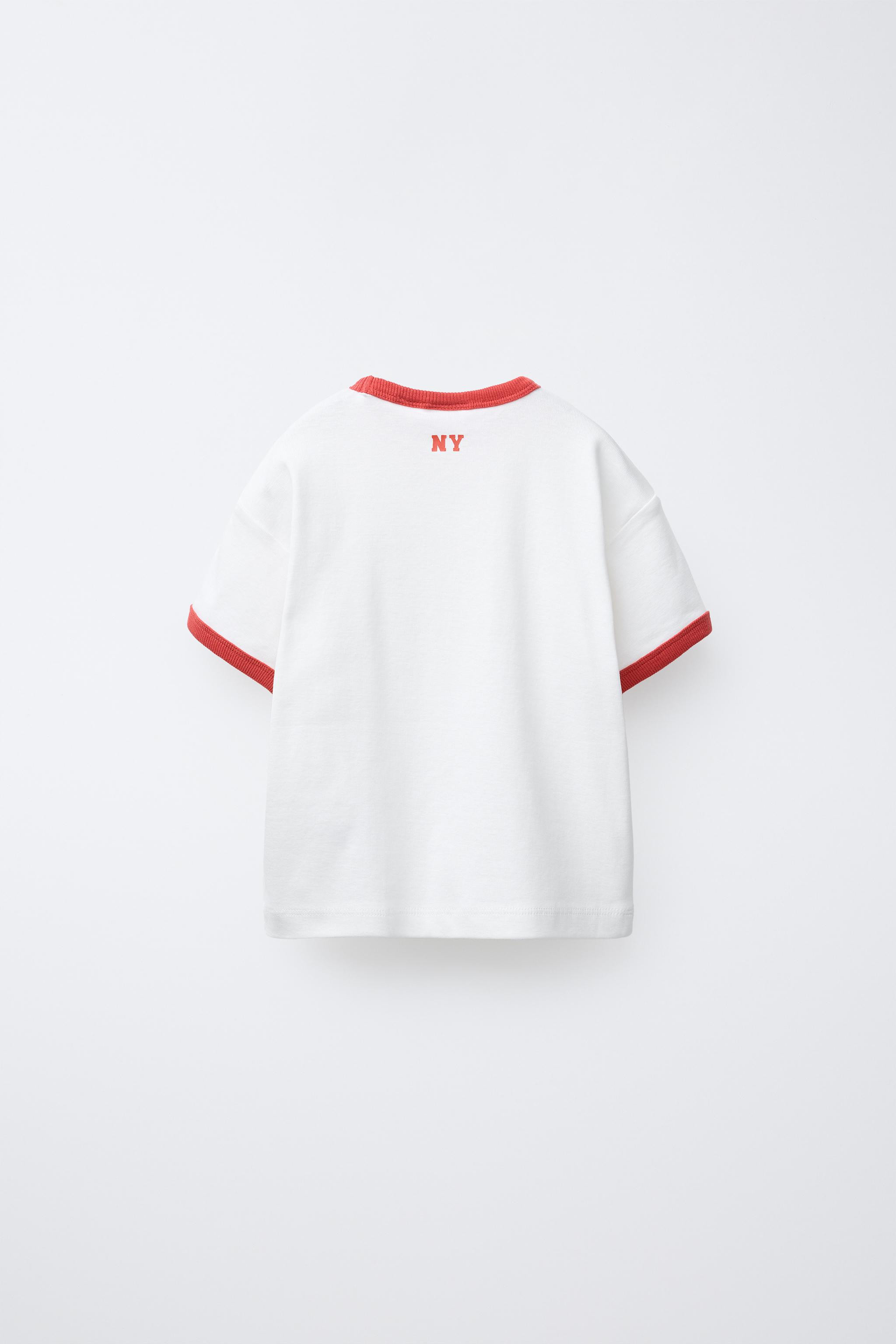 Short sleeve T-shirt with a round neck. Contrast trims. Embossed print on the back. | Zara UK